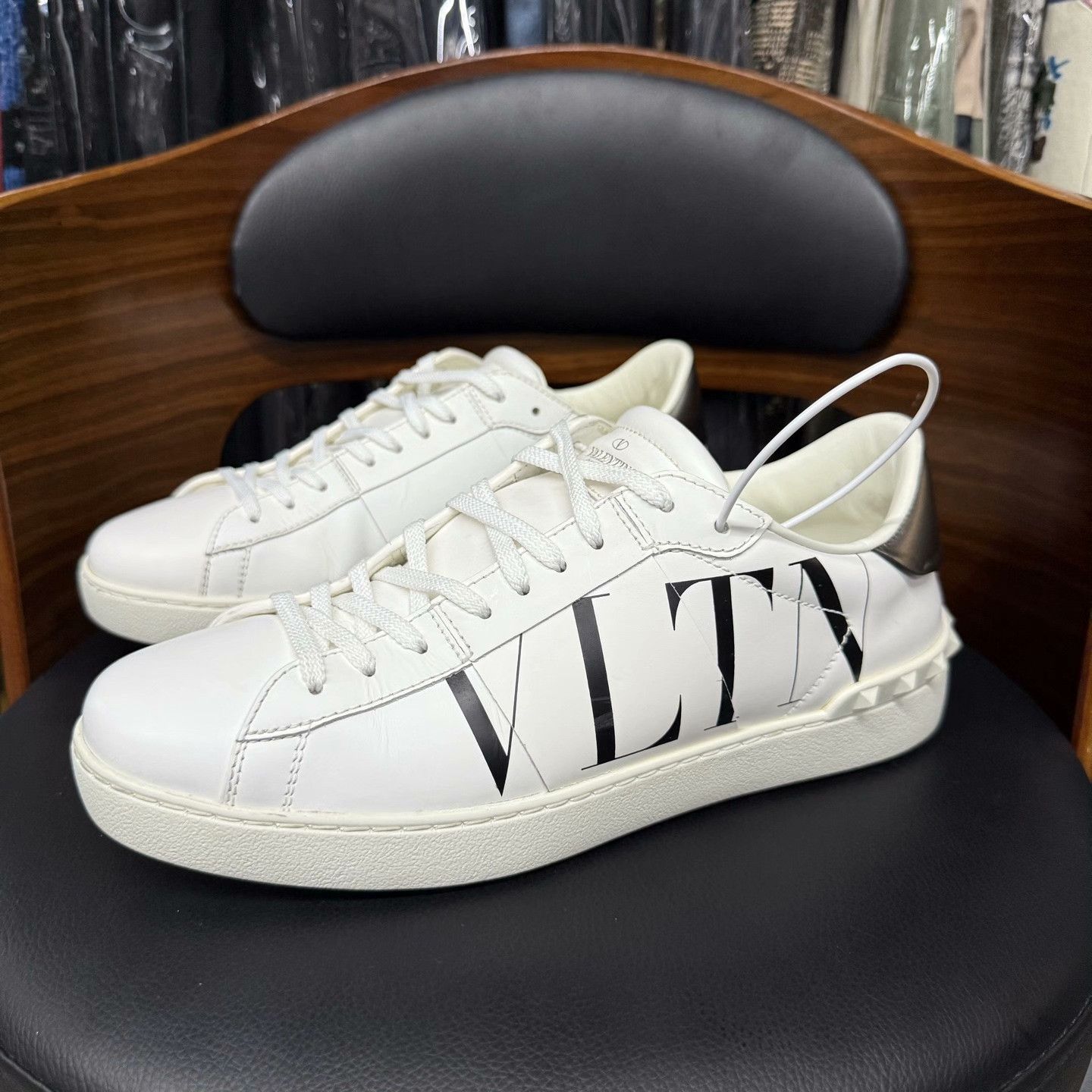 Valentino Valentino White Lowtop Sneakers 41 Men Size US 8.5 / EU 41-42 - 1 Thumbnail