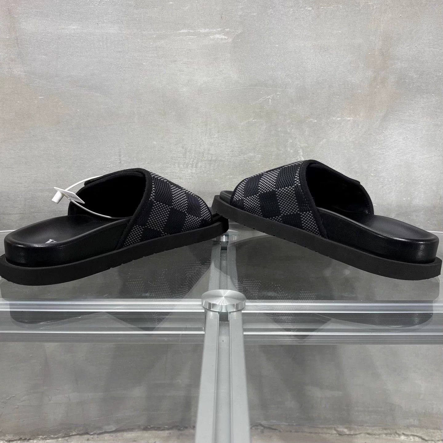 Louis Vuitton Louis Vuitton Damier Velcro Slipper Black UK9 Size US 10 / EU 43 - 5 Thumbnail