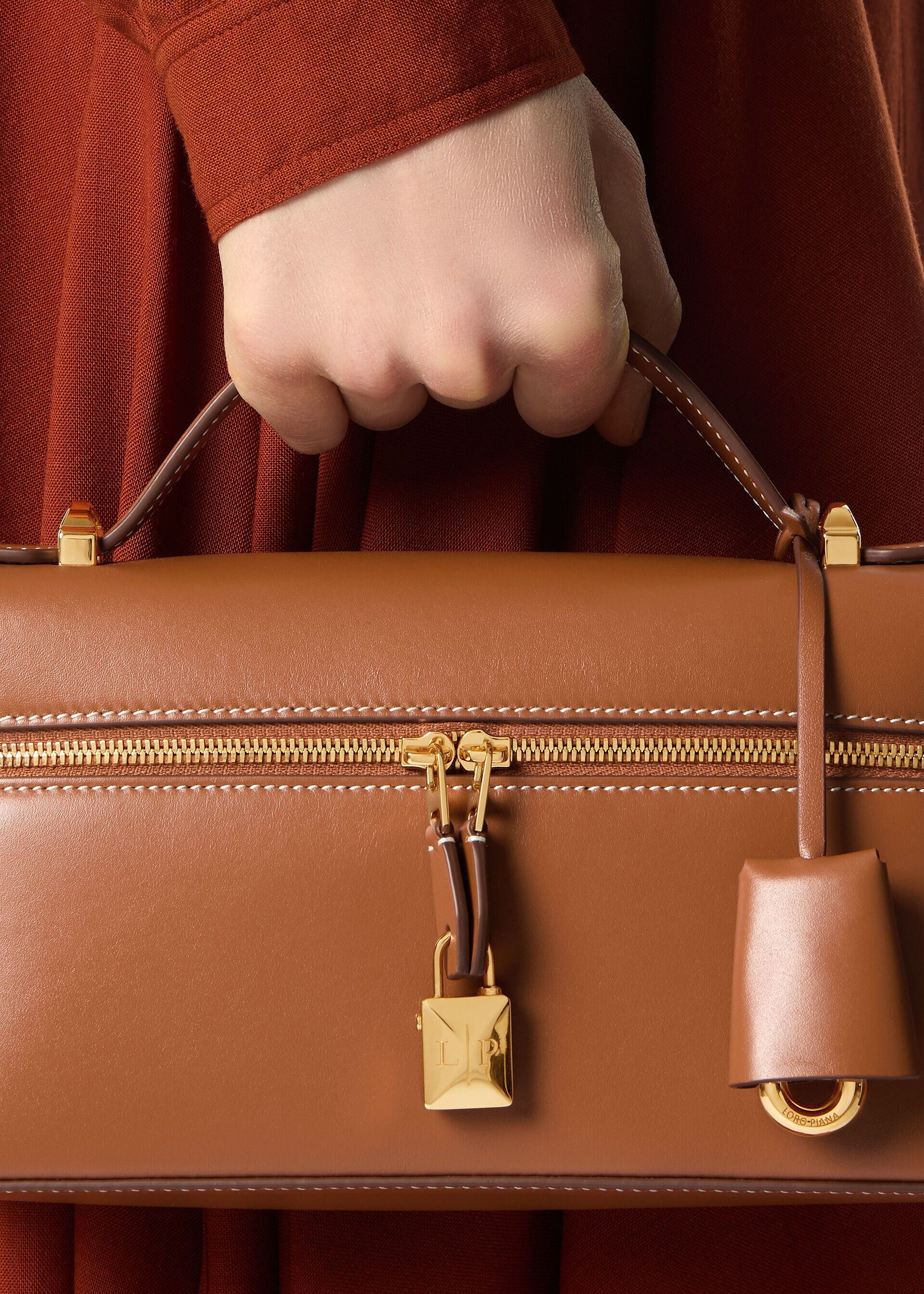 Loro Piana os11x0426 FAQ2126 Size: OS / L23 Extra Crossbody Bag Warm Size ONE SIZE - 4 Thumbnail