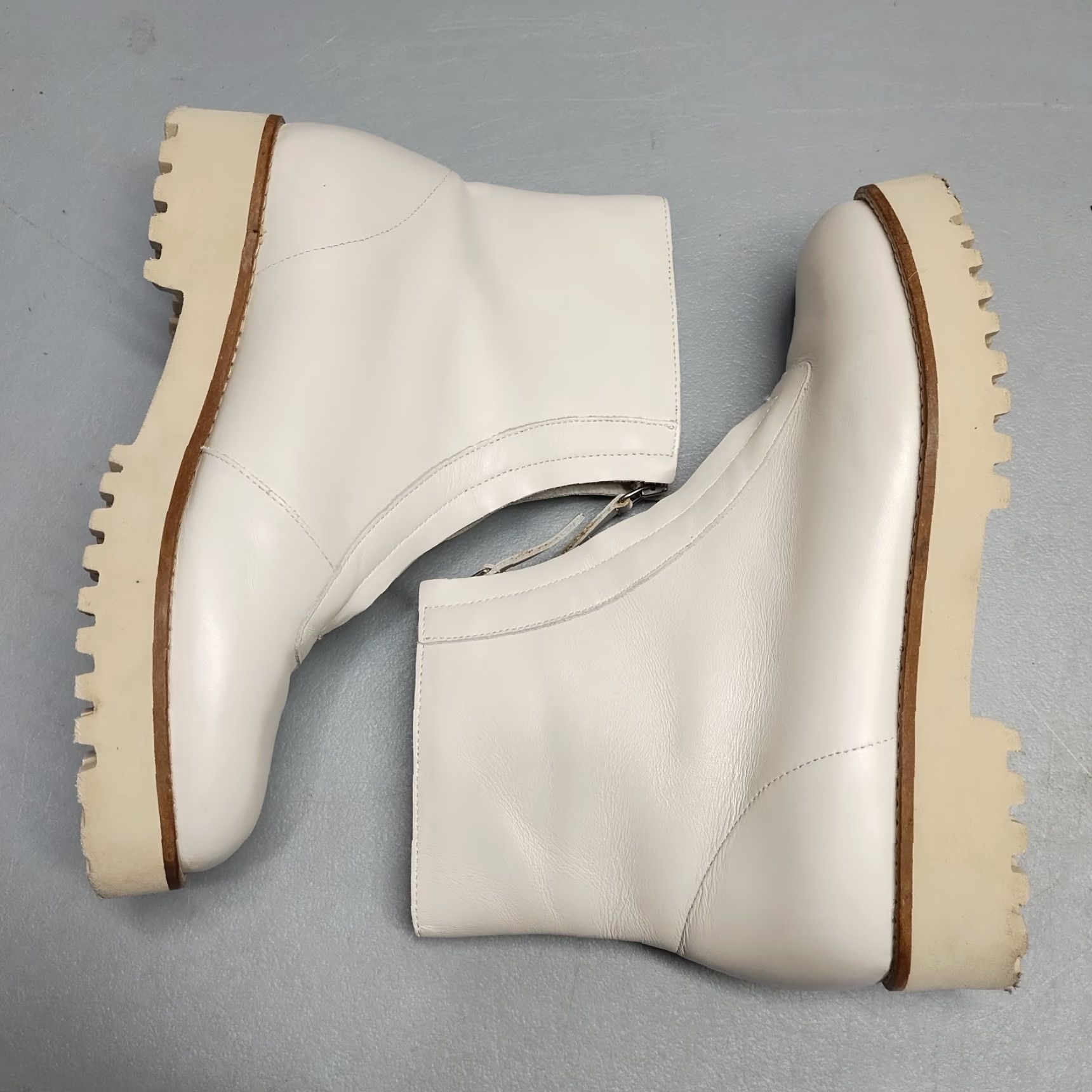 Vintage Andre Assous Paina Womens 7.5 White Leather Bootie Zip Up Round Toe Size 7.5 Womens Shoes Block Heel Autumn Winter Casual Workwear Shoes Size US 8 / IT 38 - 4 Thumbnail