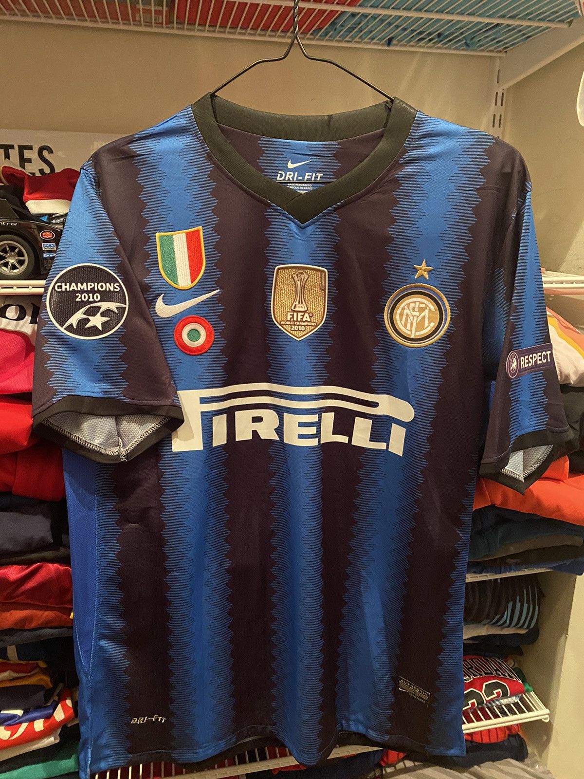 Nike Jersey Nike INTER Triplete Milito size L Size US L / EU 52-54 / 3 - 1 Thumbnail