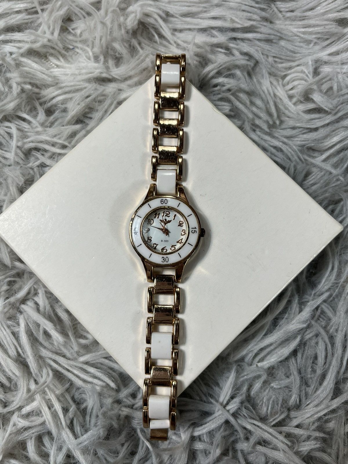 Jewelry Gold & White Ladies’ Bracelet Watch – Japanese Brand Size ONE SIZE - 17 Thumbnail