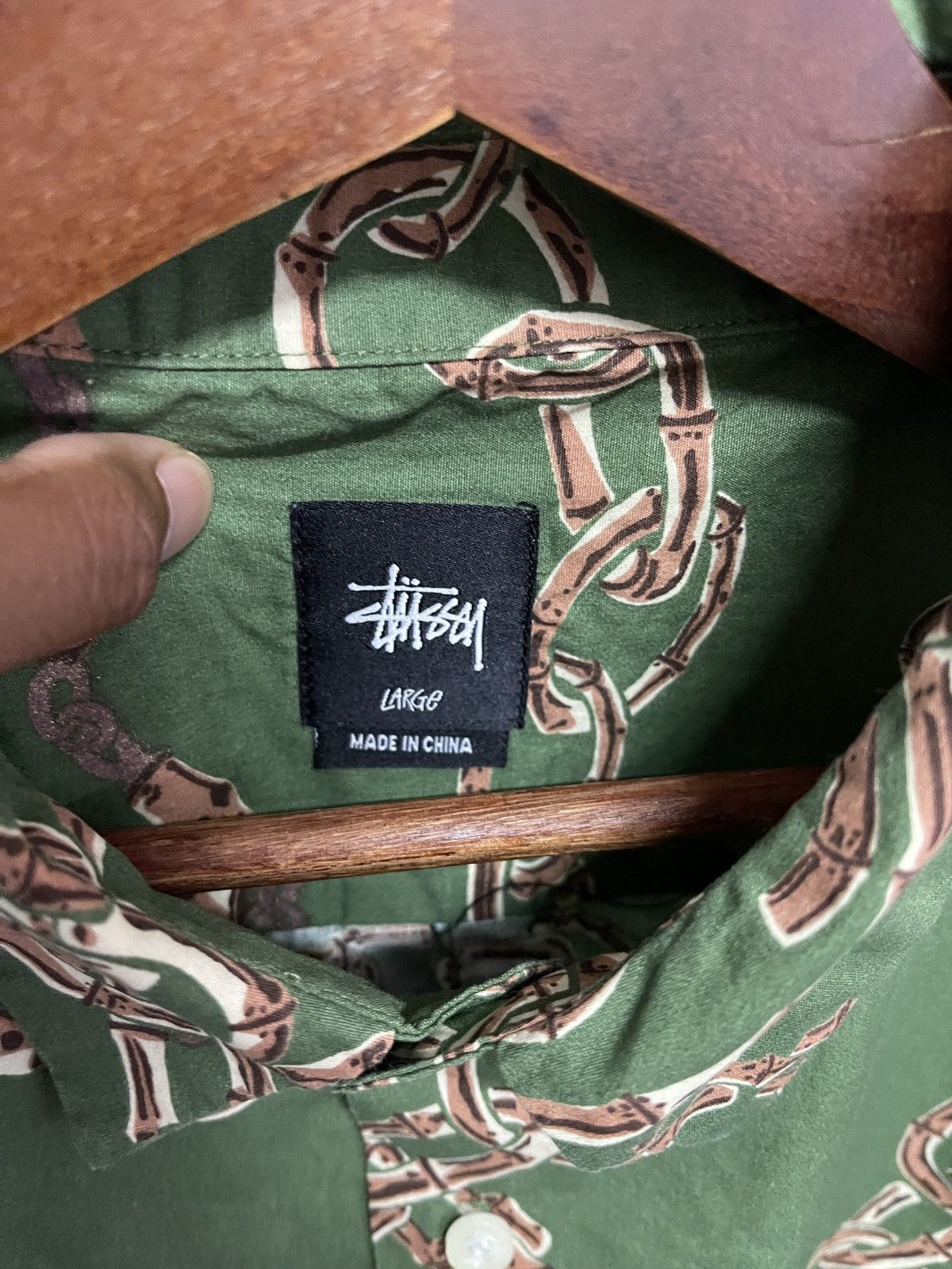 Stussy Stussy bamboo chain baroque logo shirt olive green Size US L / EU 52-54 / 3 - 9 Thumbnail