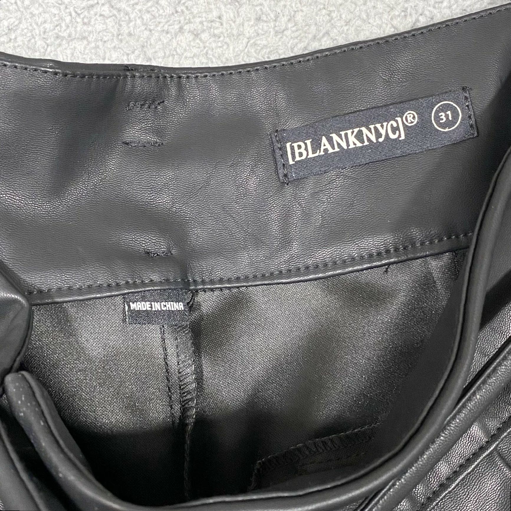 Vintage BLANK NYC Paperbag Waist Shorts Bow Black Faux Leather 31 Women Size 24" / US 00 / IT 34 - 3 Thumbnail