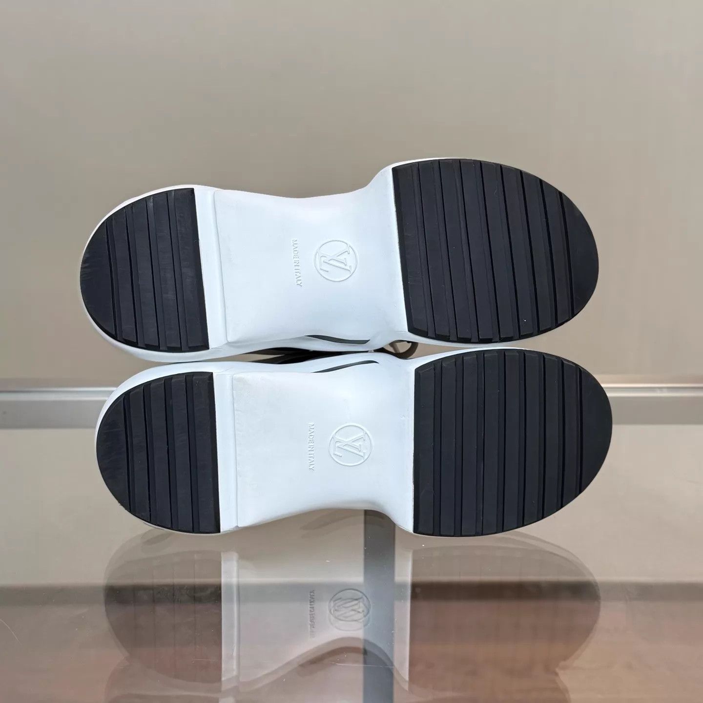Louis Vuitton LV Archlight Black White Denim Monogram Allover Print 37.5 Size US 7 / IT 37 - 7 Thumbnail