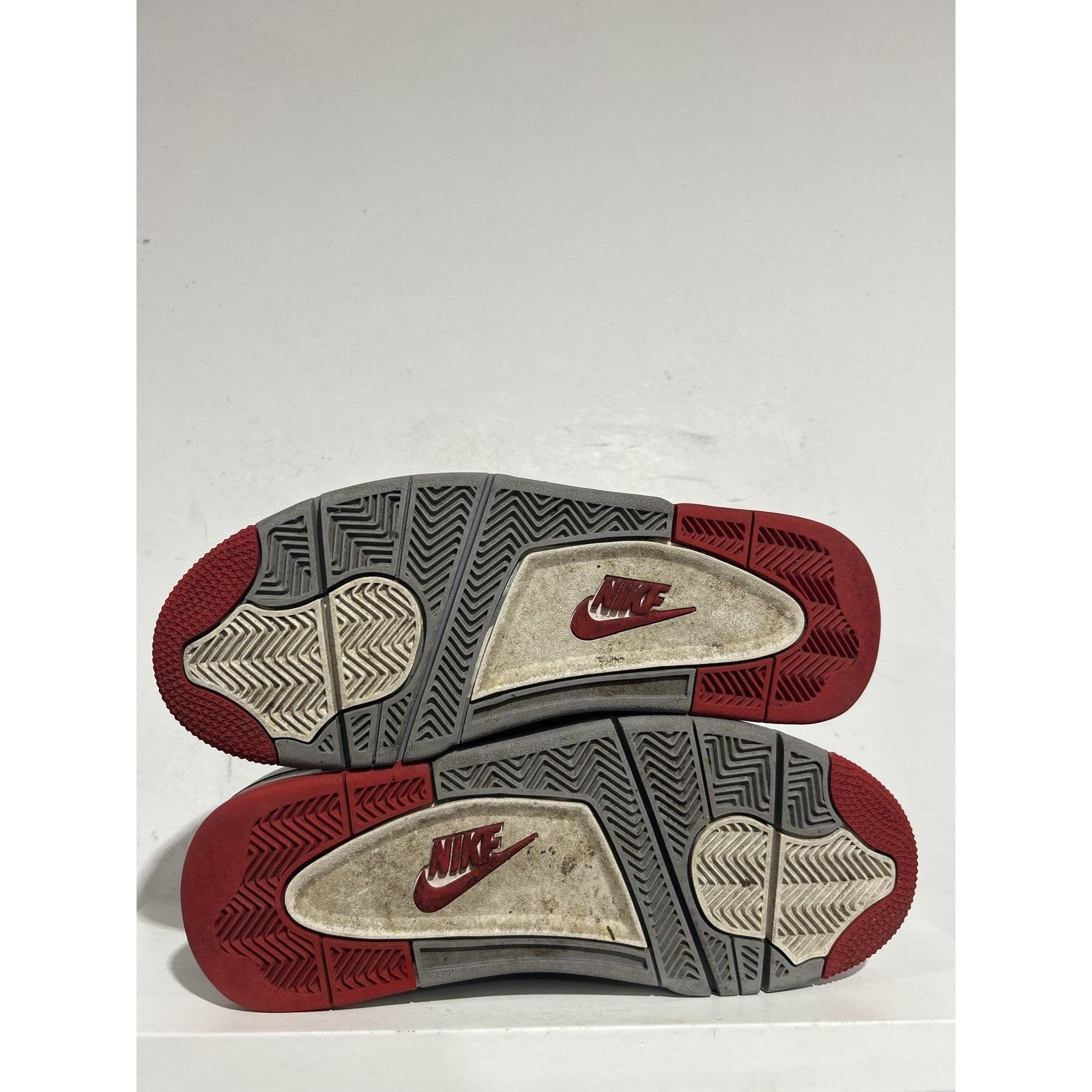 Jordan Brand NIKE JORDAN 4 BRED 2019 SIZE 9.5 PREOWNED Size US 9.5 / EU 42-43 - 8 Thumbnail