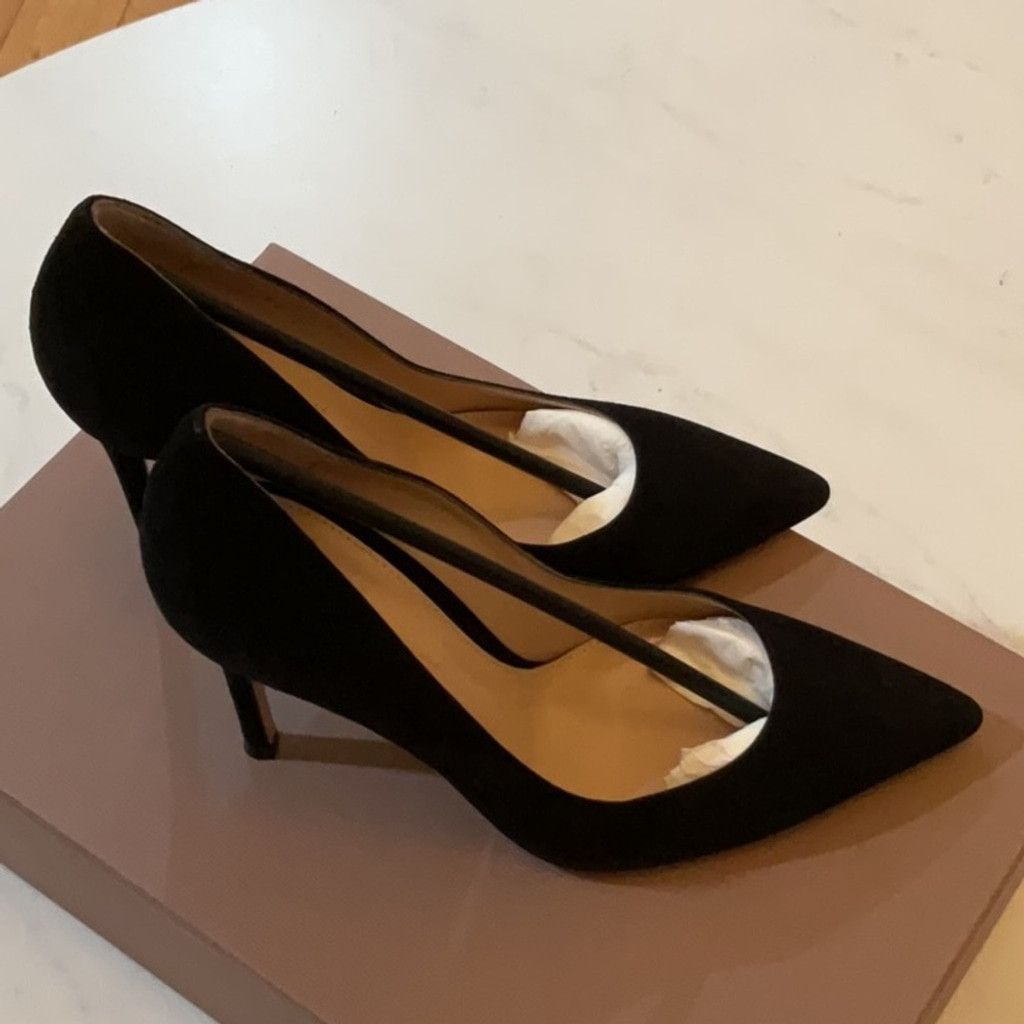 Gianvito Rossi Gianvito Rossi Suede Gianvito Pumps in Black, EU Size: 35 Size US 5 / IT 35 - 10 Thumbnail