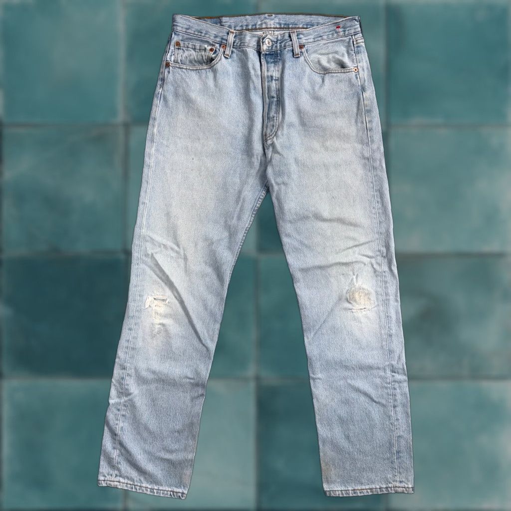 Levi's VINTAGE Levi's 501 Jeans – Denim Straight Leg, Light Wash, 34x32, Men, Regular, 5-Pocket, Mid Rise, Button Fly, USA 90s/90s Theme Size US 34 / EU 50 - 1 Thumbnail