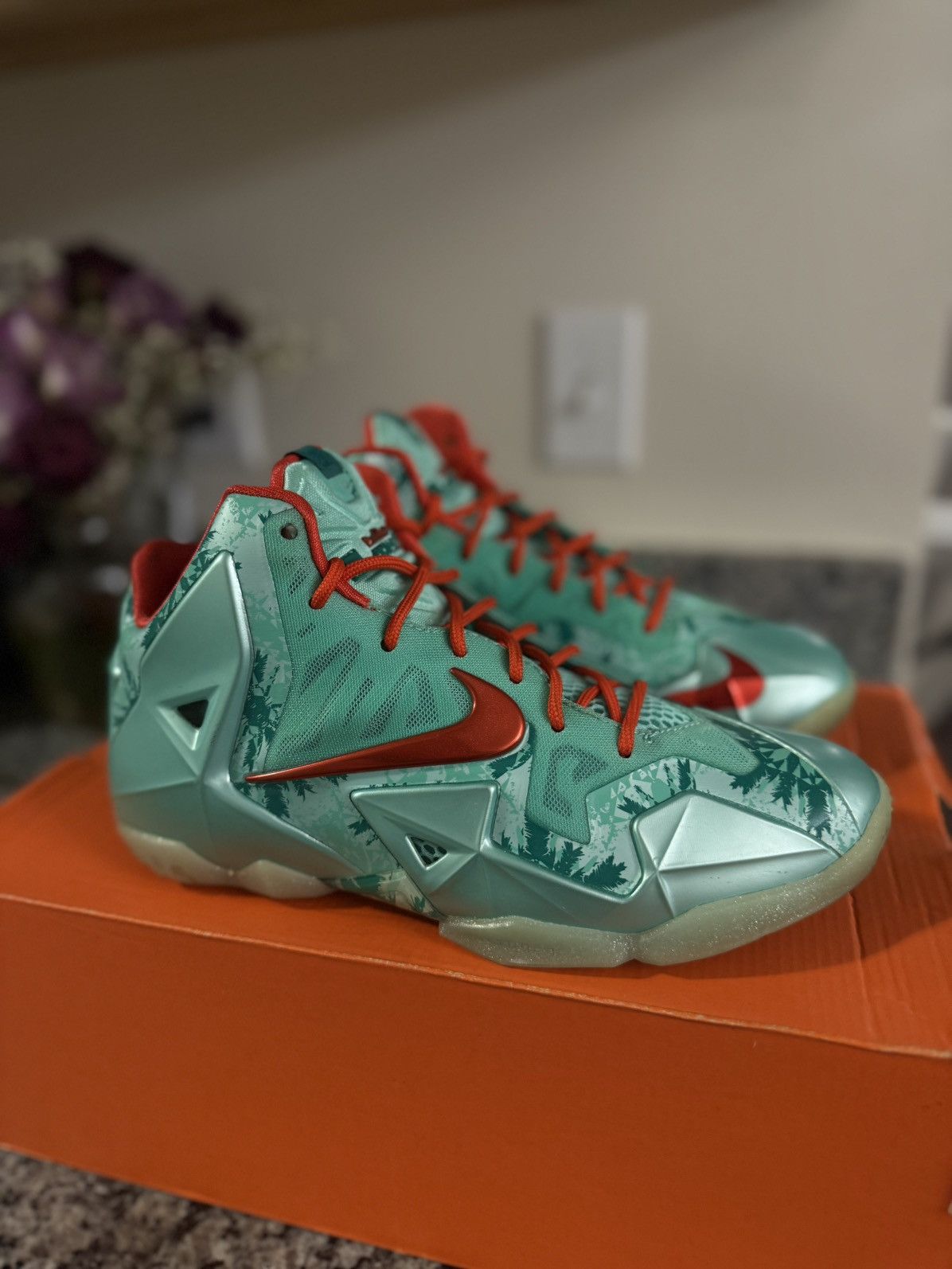 Nike 5.5Y -Nike Lebron XI 11 XMAS Christmas Arctic Green Glow Size US 5.5 / EU 38 - 2 Thumbnail