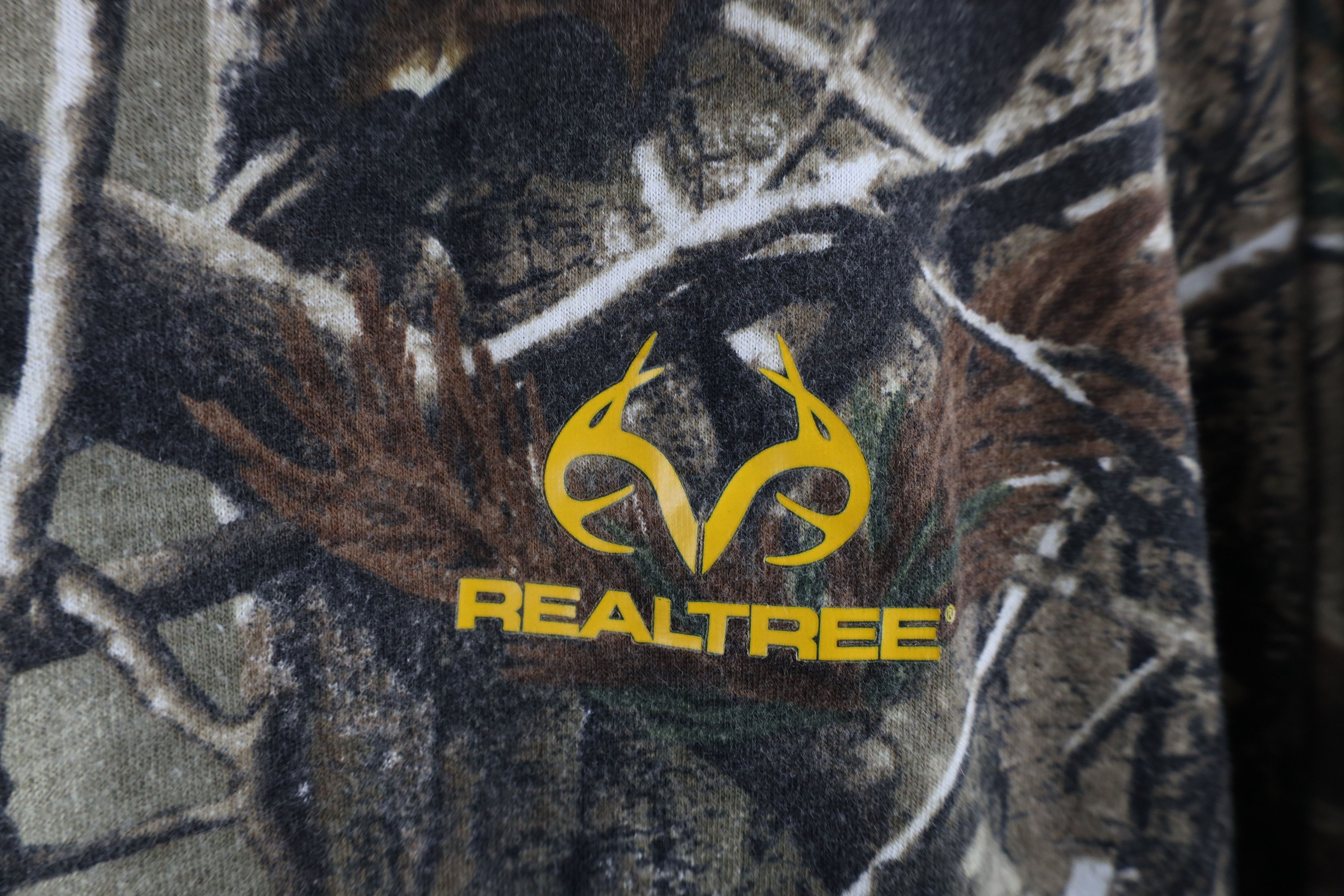 Vintage Vintage Realtree Camouflage Spell Out Long Sleeve T-Shirt Size US L / EU 52-54 / 3 - 4 Thumbnail