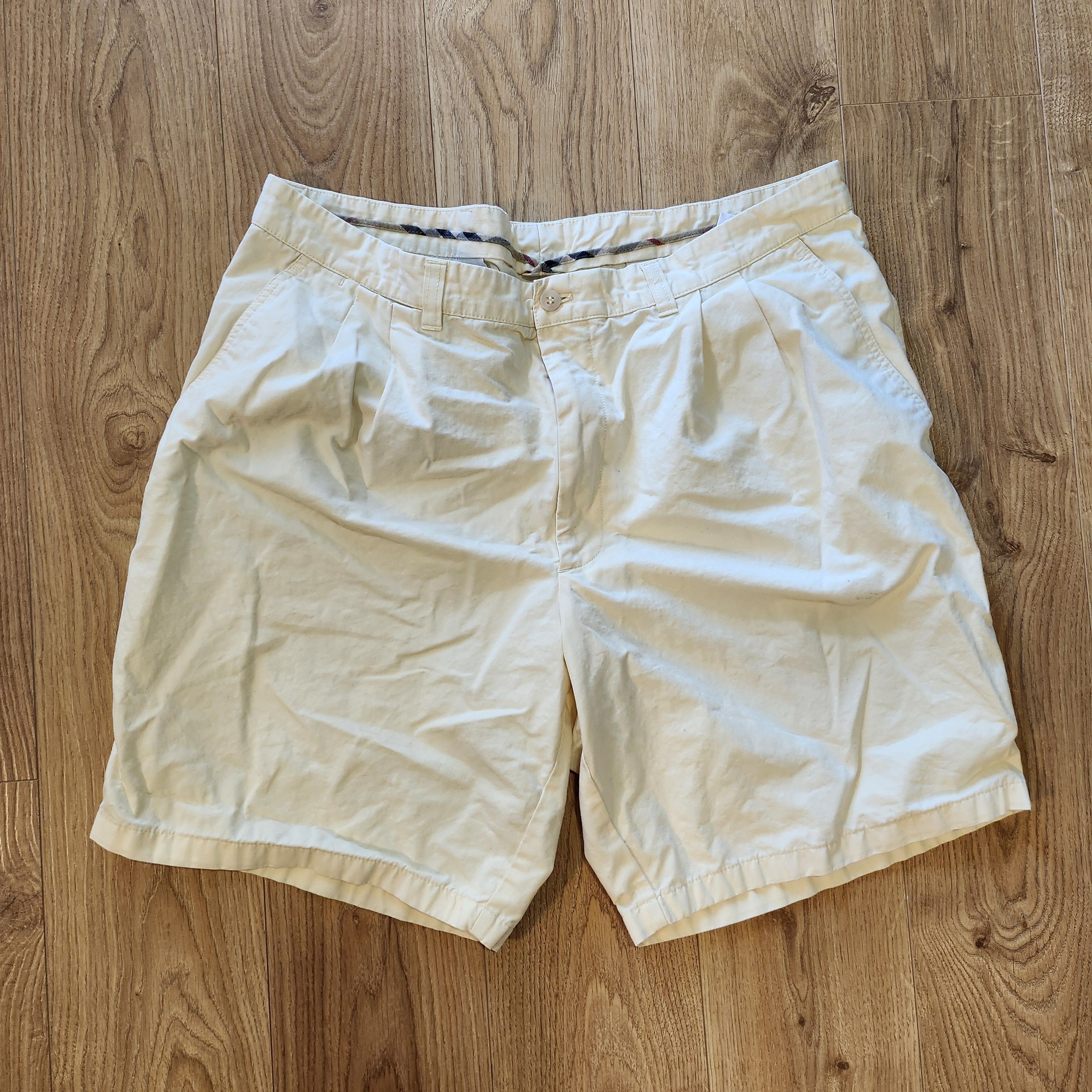 Burberry Burberry Sport Shorts Yellow Size US 34 / EU 50 - 1 Thumbnail