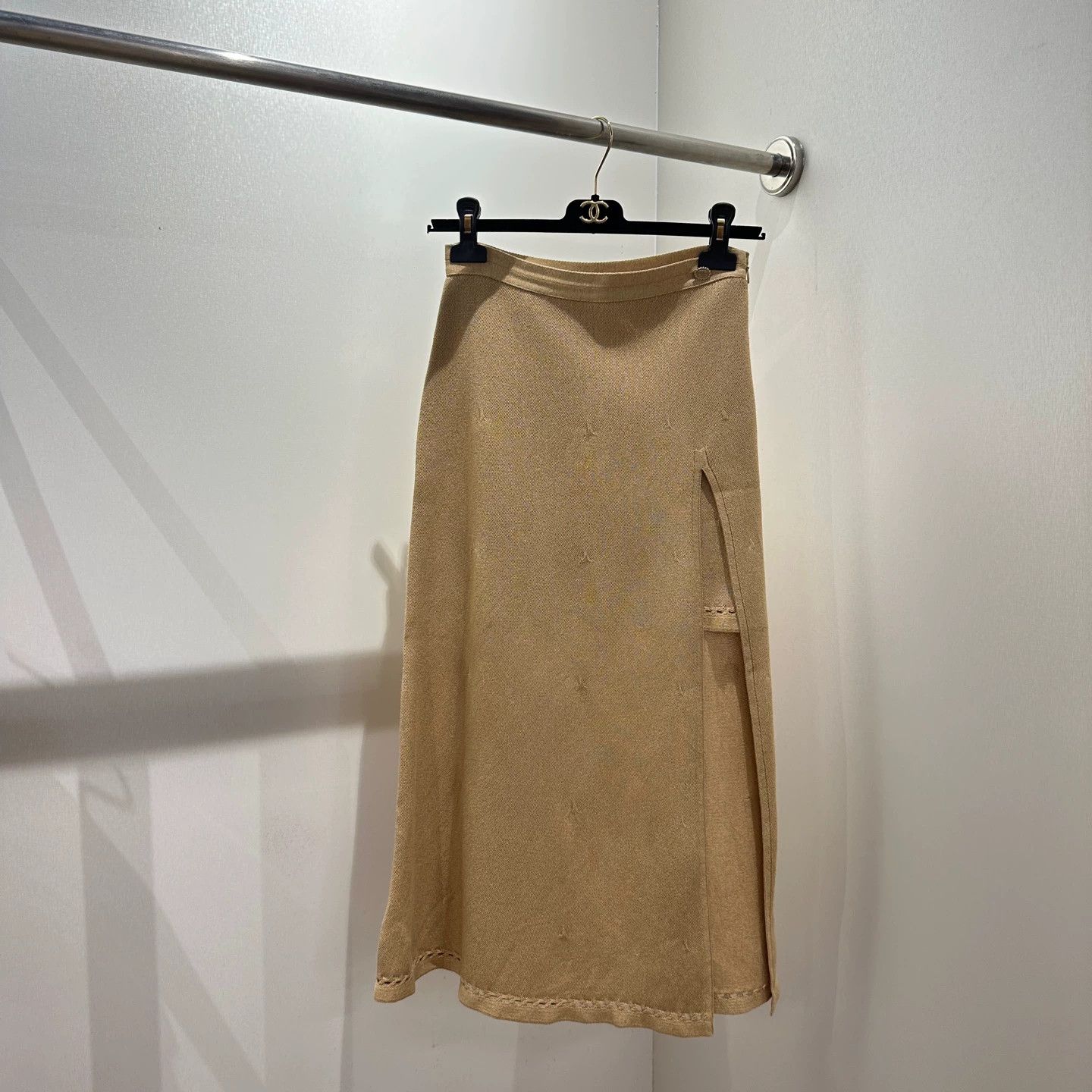 Chanel Chanel women's Camel Side Slit Skirt 36 apr637 Size 26" / US 2 / IT 38 - 1 Thumbnail