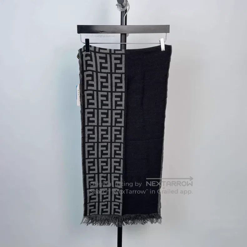 Fendi Fendi Black and gray gradient fringed scarf, wool and velv Size ONE SIZE - 2 Thumbnail
