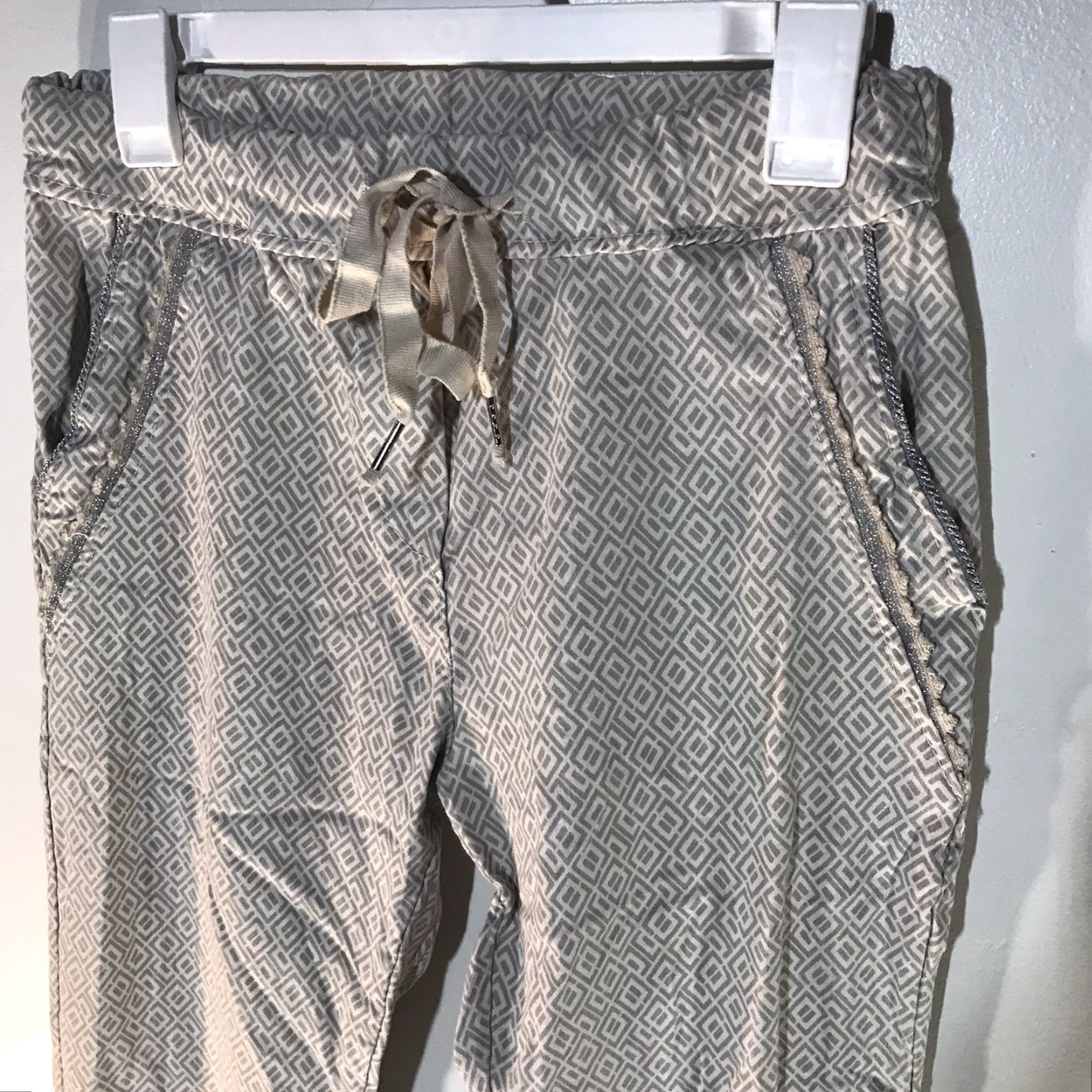 Vintage VINTAGE Yolly Italy Women's Pants Skinny Fit Drawstring Crepe Geometric Pattern 10P Light Gray Size 32" / US 10 / IT 46 - 2 Thumbnail