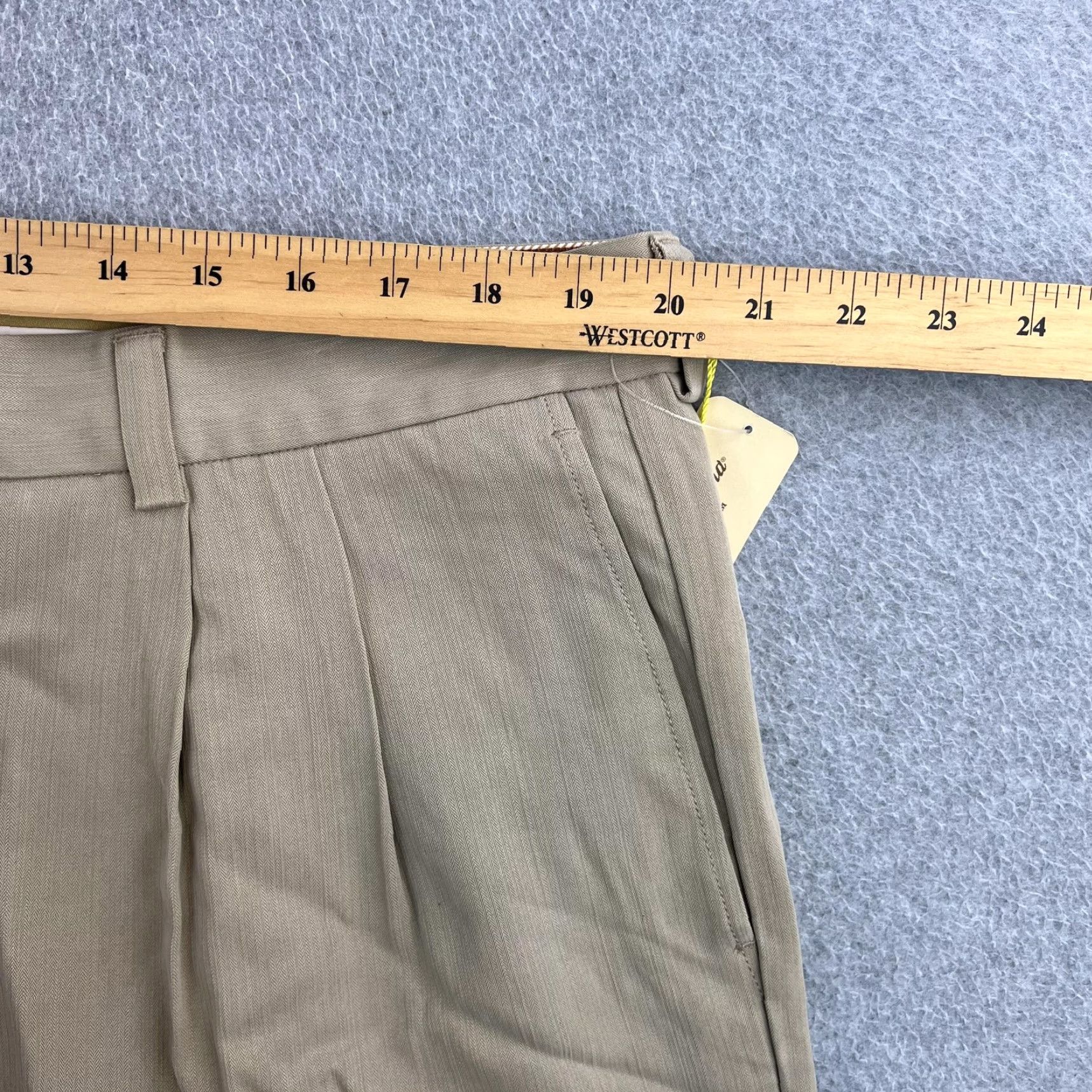 Tommy Bahama Tommy Bahama Shorts Mens 40 Beige Silk Pleated Chino Casual Preppy Adult) Size US 40 / EU 56 - 3 Thumbnail