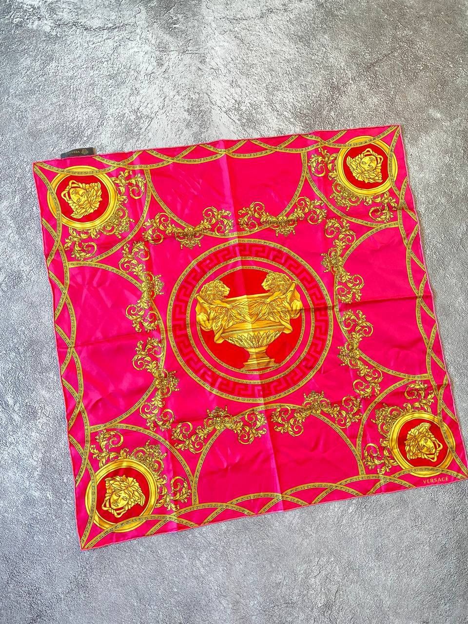 Versace Gianni Versace Bold Fuchsia & Gold „House Of Versace“ Silk Size ONE SIZE - 9 Thumbnail