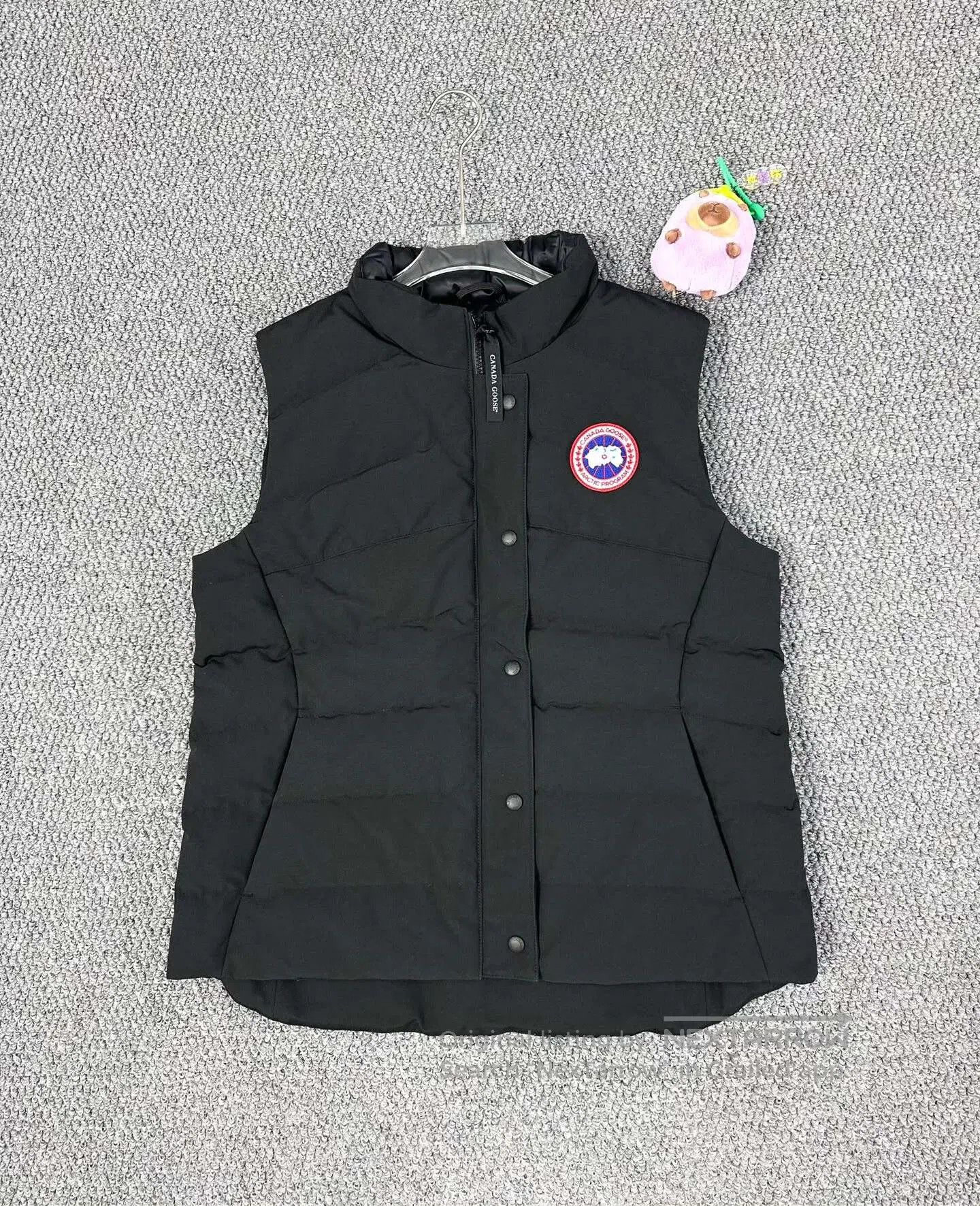 Canada Goose Canada Goose Black down jacket with a logo on the chest| Size US L / EU 52-54 / 3 - 1 Thumbnail