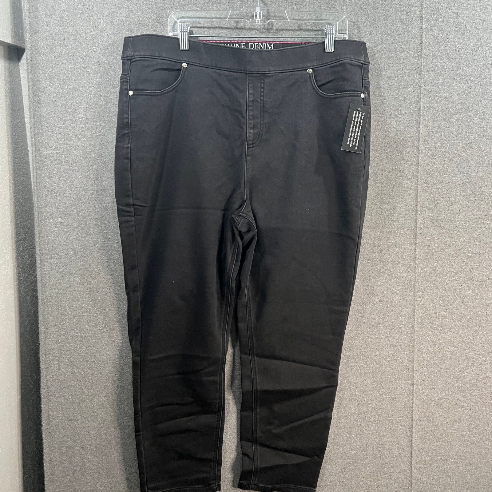Other Isaac Mizrahi Live! Regular Black Divine Denim Crop Slim Size 40" / US 18 - 1 Thumbnail