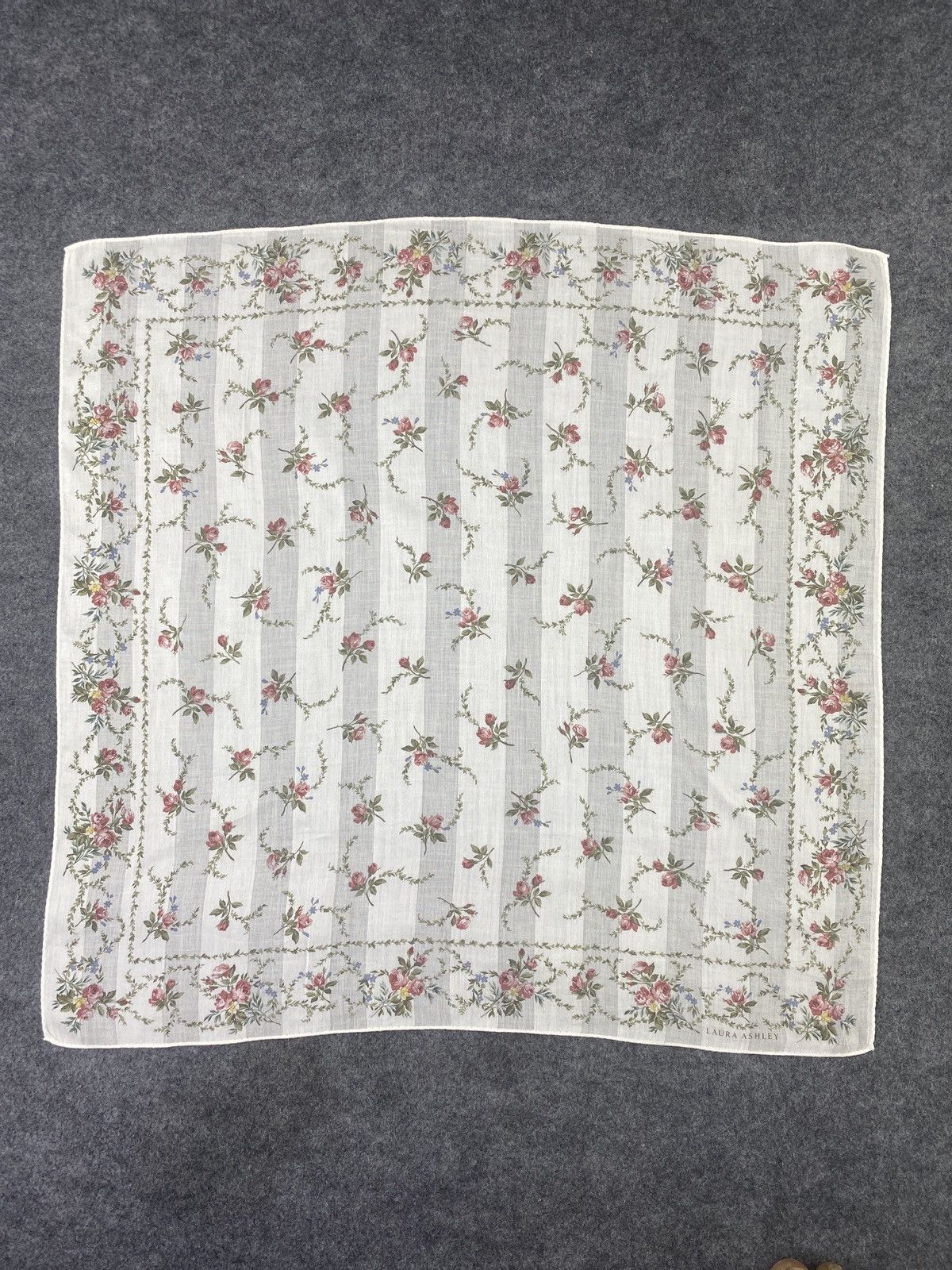 Laura Ashley × Vintage Laura Ashley floral handkerchief /Bandana /Neckerchief -B066 Size ONE SIZE - 3 Thumbnail