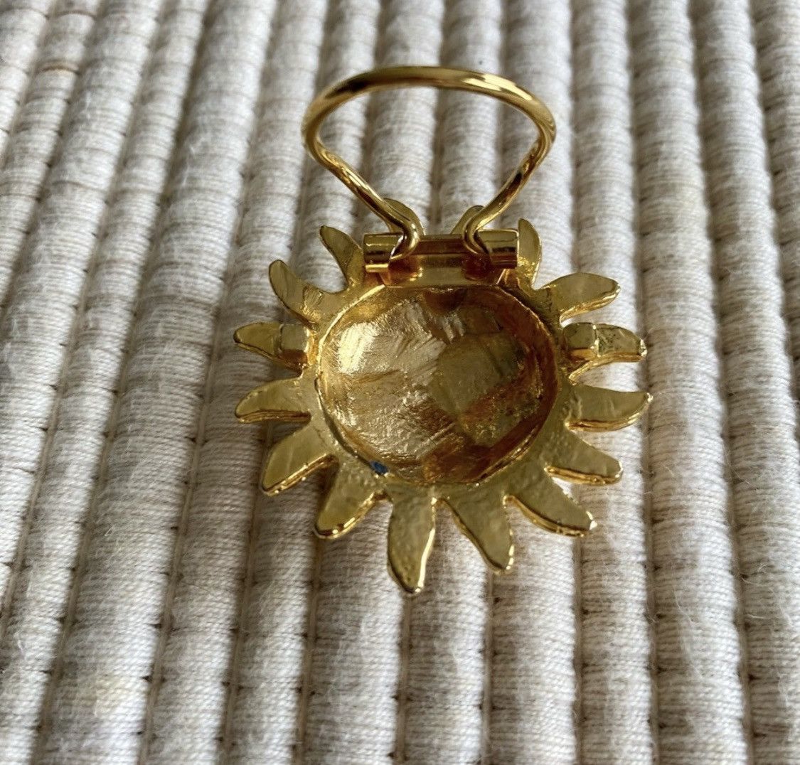 Other VINTAGE TEXTURED GOLD SUN FACE BROOCH PIN WITH DIAMOND EYES Size ONE SIZE - 10 Thumbnail