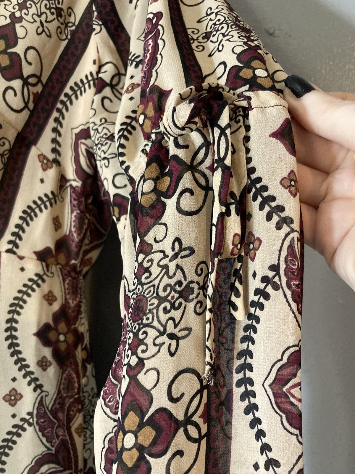 Forever 21 Forever 21 cream and purple paisley romper Size 30" / US 8 / IT 44 - 5 Thumbnail