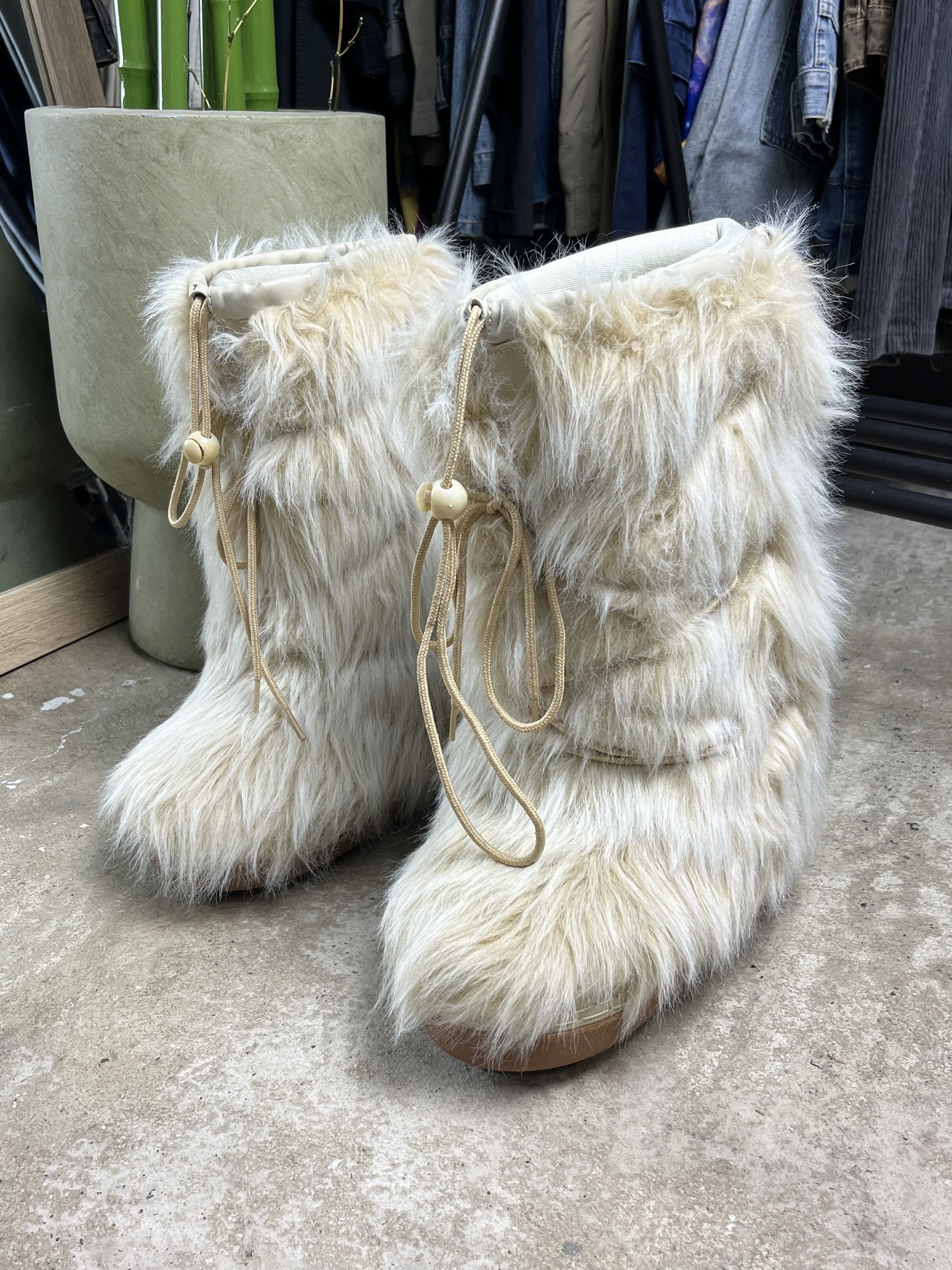 Vintage 2000s FAUX FUR FLUFFY APRES-SKI MOON BOOTS CREAM - № 5100 Size US 6 / EU 39 - 1 Thumbnail