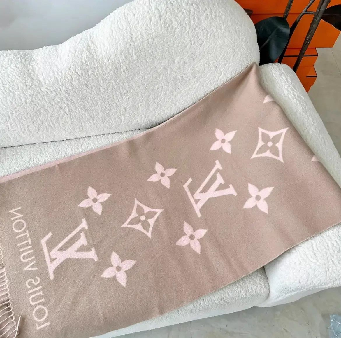 Louis Vuitton LV Monogram Latte Cashmere Double-Faced Scarf Size ONE SIZE - 3 Thumbnail