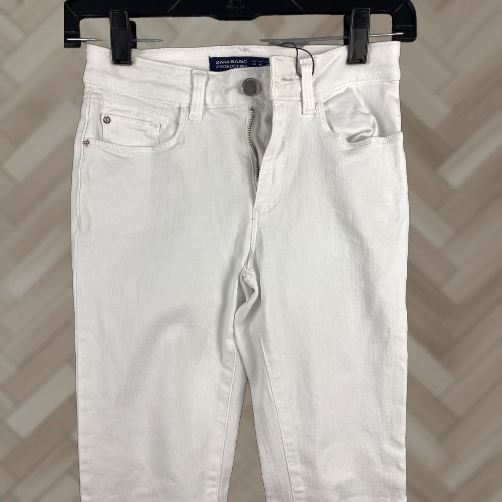 Zara Zara Jeans Women's Size 2 Slim Skinny Denim White Mid Rise Stretch / 31-31 Belt Loops Pockets 5-Pocket Design Regular Fit Machine Washable Size 26" / US 2 / IT 38 - 1 Thumbnail