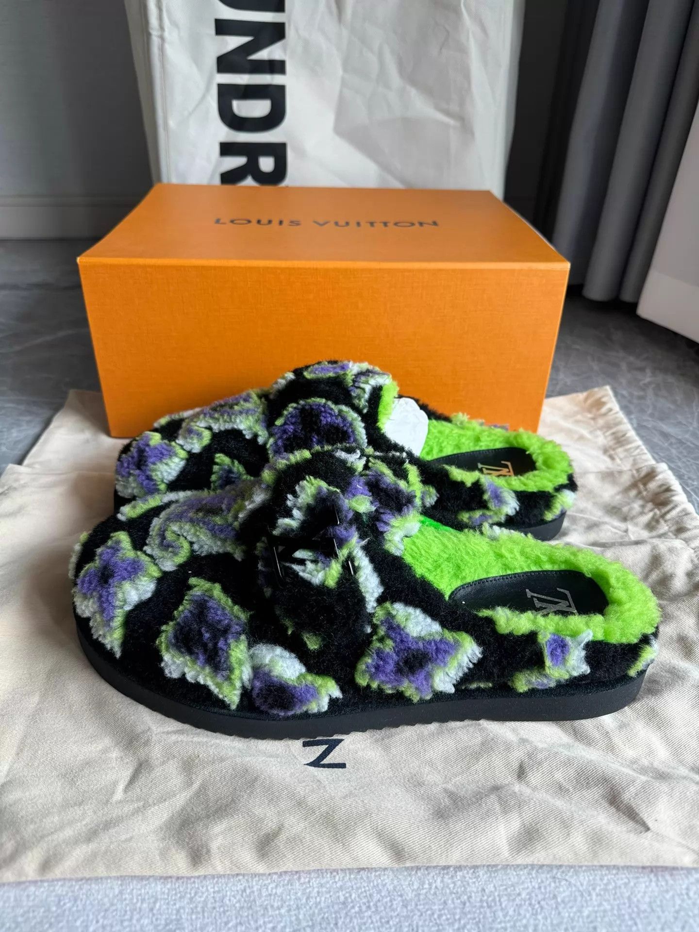 Louis Vuitton LV Easy All Over Logo Slippers 42 Black Green Size US 9 / EU 42 - 1 Thumbnail