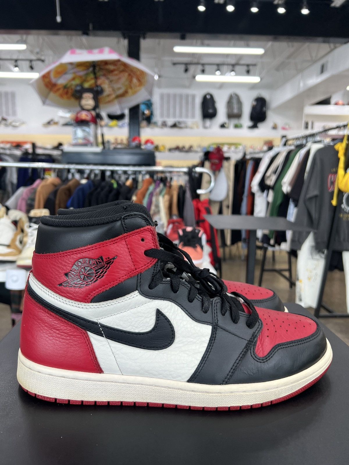 Jordan Brand Air Jordan 1 Bred Toe Sz. 11.5 (2018) Size US 11.5 / EU 44-45 - 6 Thumbnail