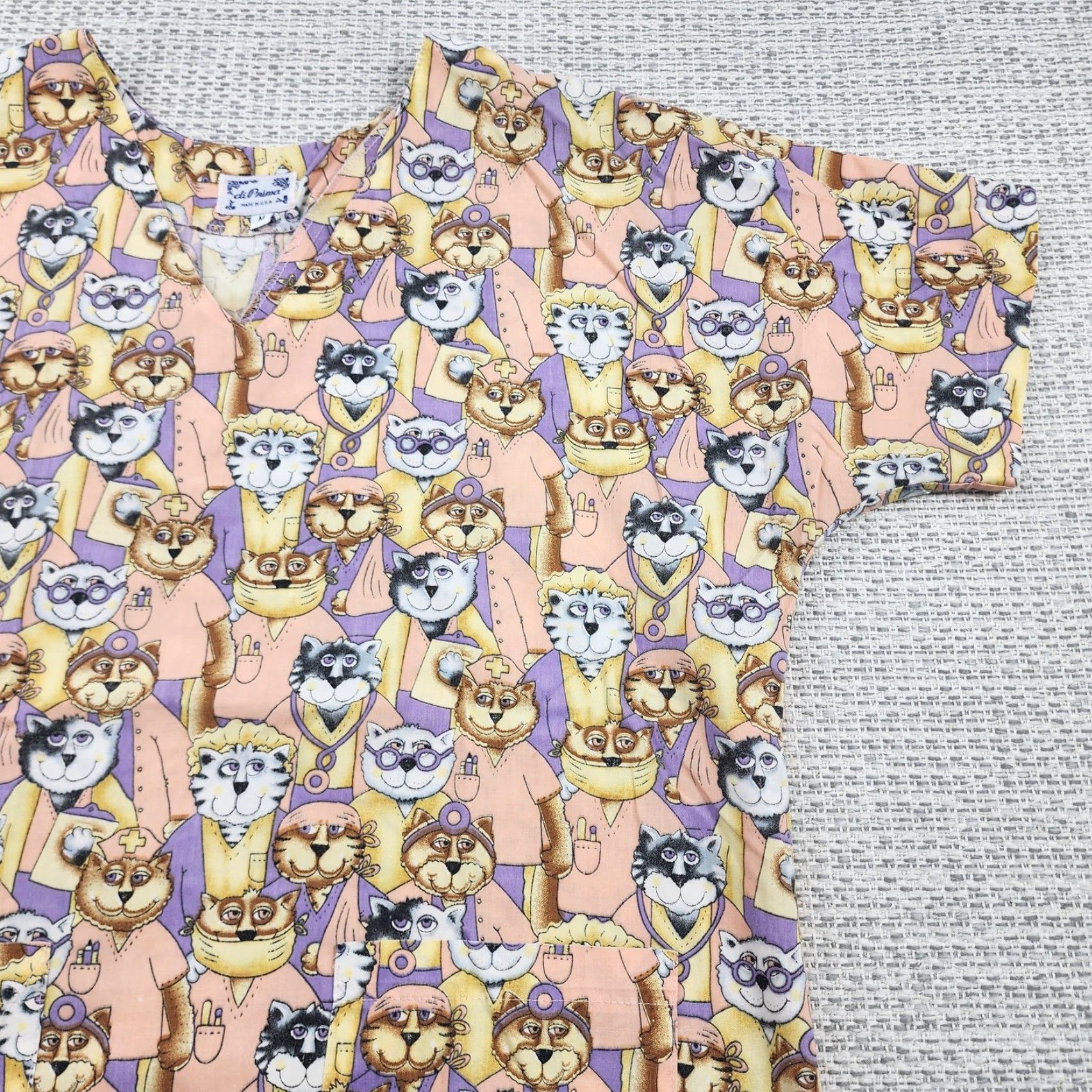 Vintage VINTAGE di Prima Scrub Top Shirt Womens Medium Peach Purple Cats Made USA V-Neck Pockets Size M / US 6-8 / IT 42-44 - 2 Thumbnail