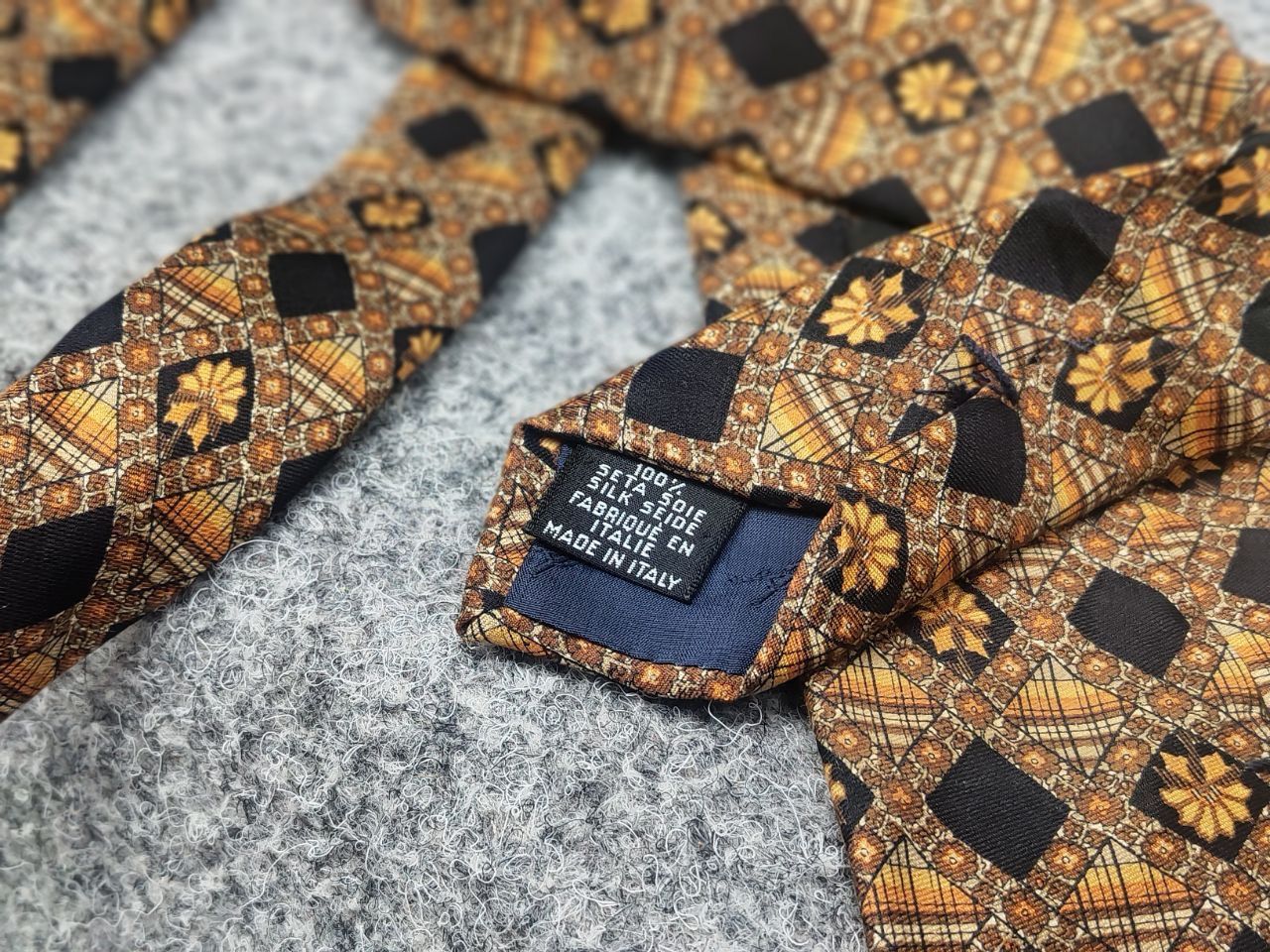Yves Saint Laurent Yves Saint Laurent Vintage Silk designer tie Gold Pattern Size ONE SIZE - 9 Thumbnail