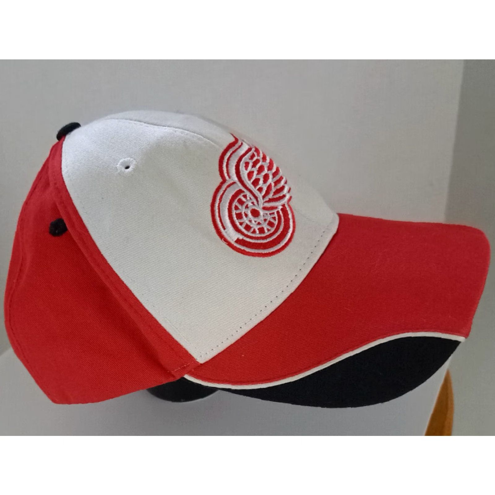 NHL **VINTAGE NHL Detroit Red Wings Adjustable Hockey Baseball Cap 90s** User: Vintage NHL Detroit Red Wings Adjustable Hockey Baseball Cap 90s Size ONE SIZE - 2 Thumbnail