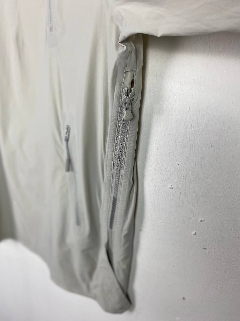 Descente descente nylon waterproof jacket nice design Size US L / EU 52-54 / 3 - 6 Thumbnail