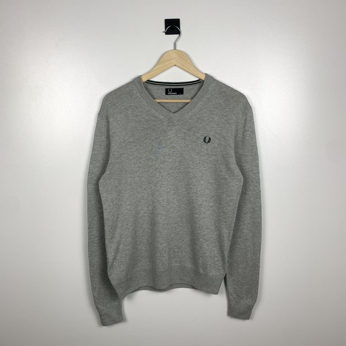 Fred Perry Fred Perry V-Neck Sweater luxury designer logo Size US S / EU 44-46 / 1 - 1 Thumbnail