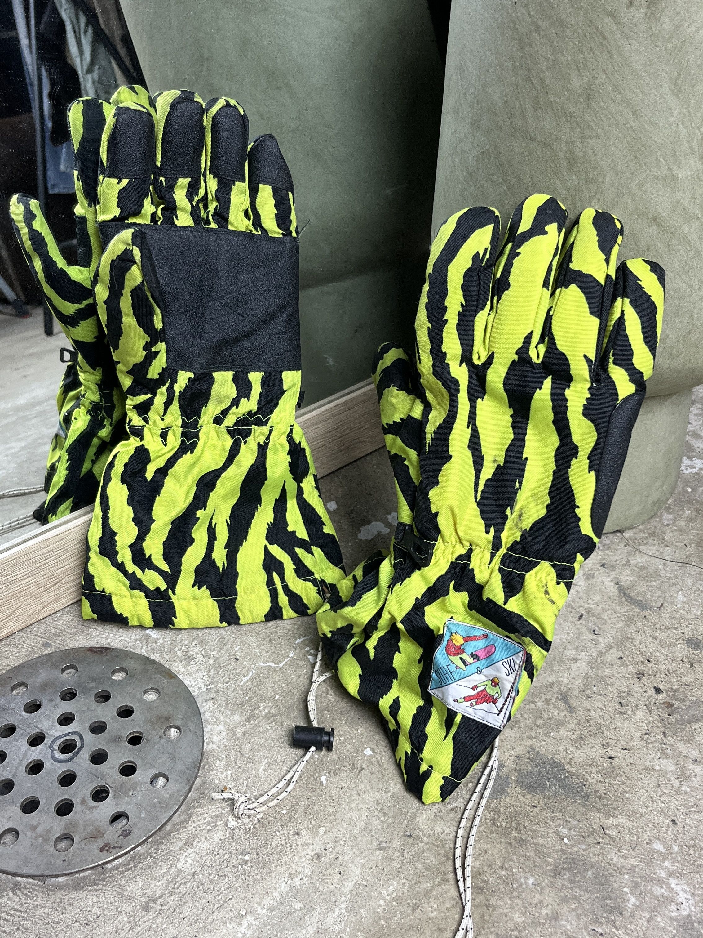 Other NEON ZEBRA PRINT CONVERTIBLE SKI MITTENS - № 4520 Size ONE SIZE - 8 Thumbnail