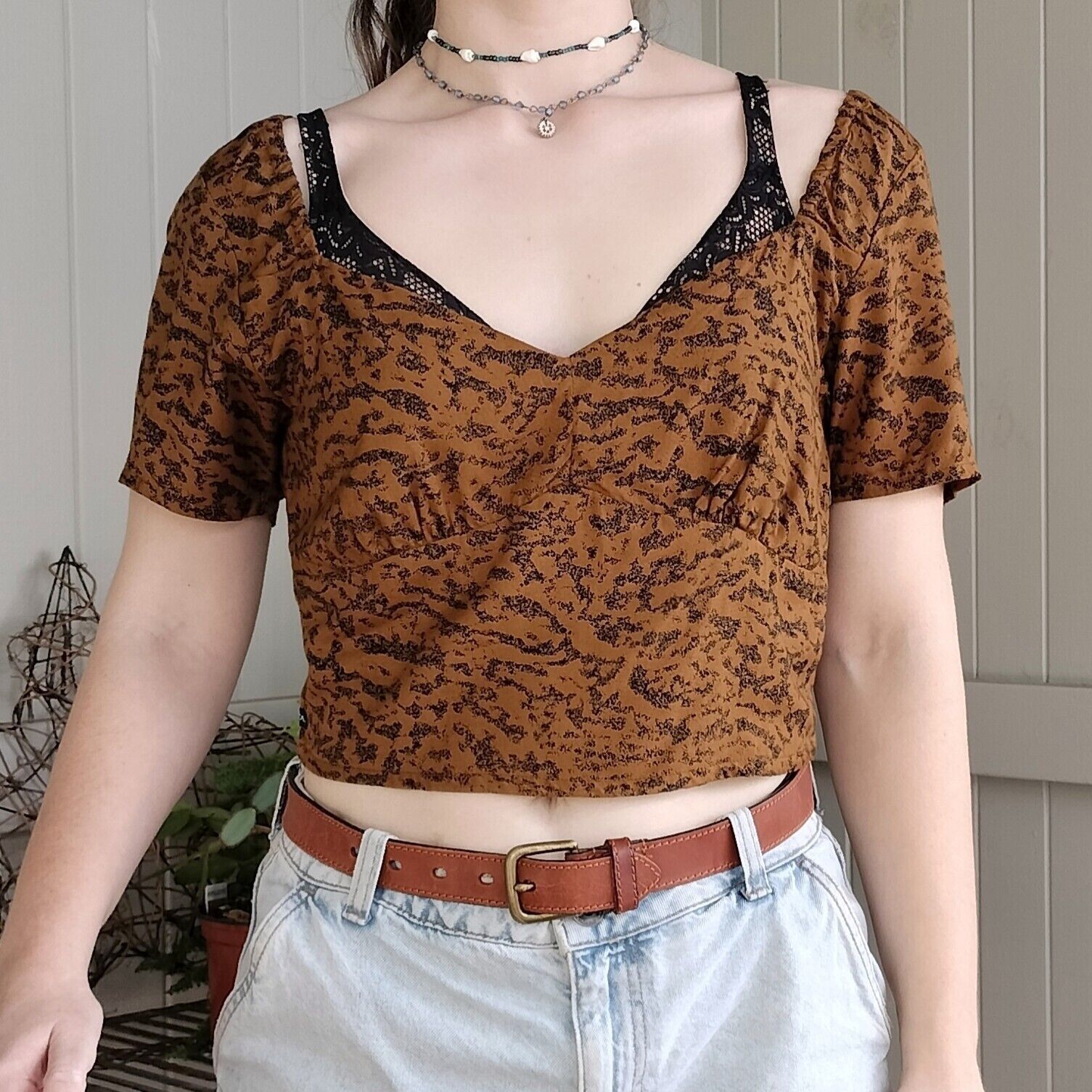 RVCA RVCA Crop Top Bronze Short Sleeve Printed Pleated Casual Size L / US 10 / IT 46 - 1 Thumbnail