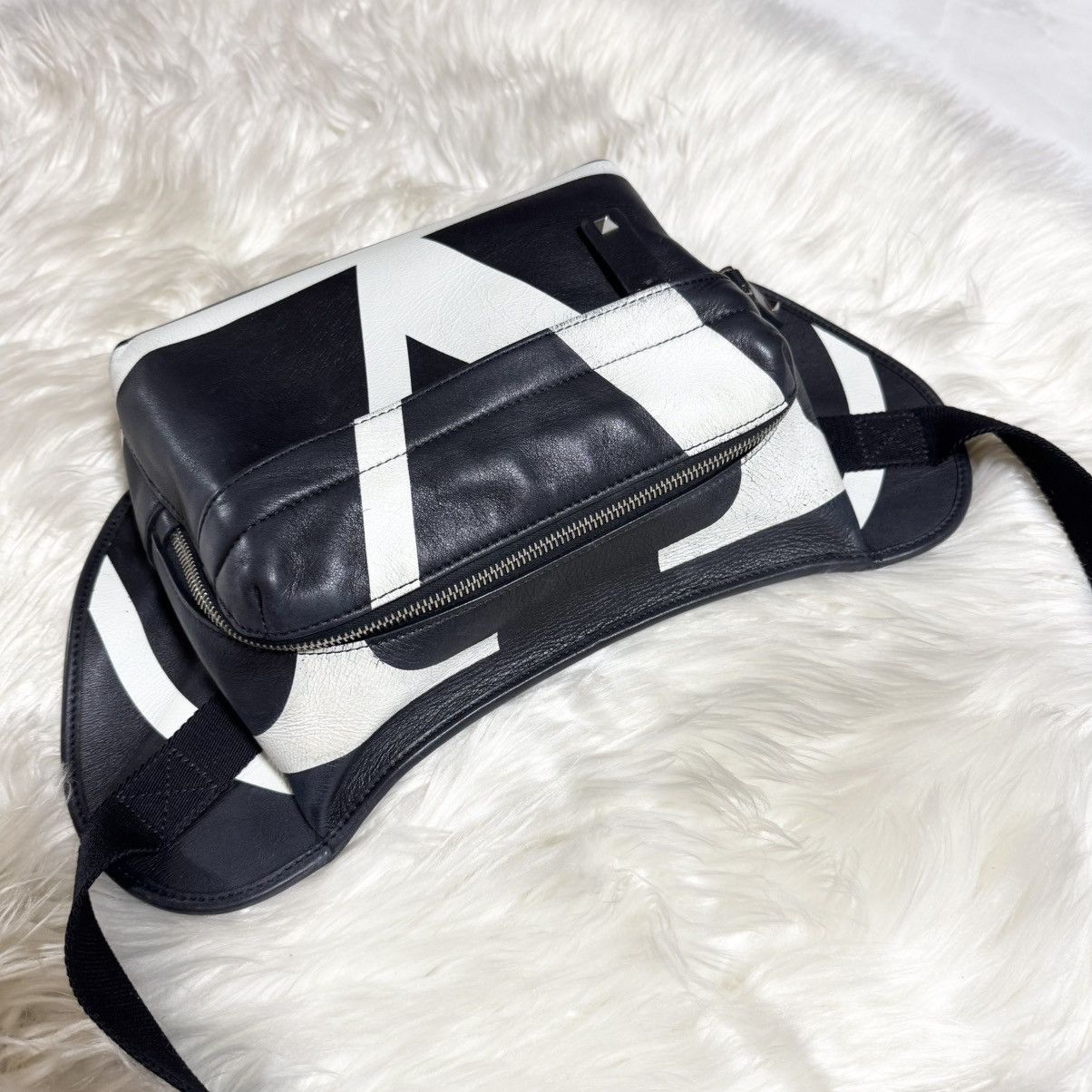 Valentino Valentino Studded Zip Giant V Logo Leather Sling Body Bag Size ONE SIZE - 4 Thumbnail