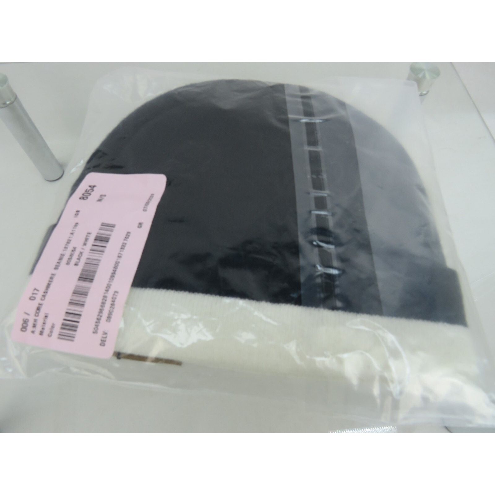 Burberry NEW BURBERRY CORE BLACK WHITE CASHMERE LOGO HAT ONE SIZE Size ONE SIZE - 10 Thumbnail
