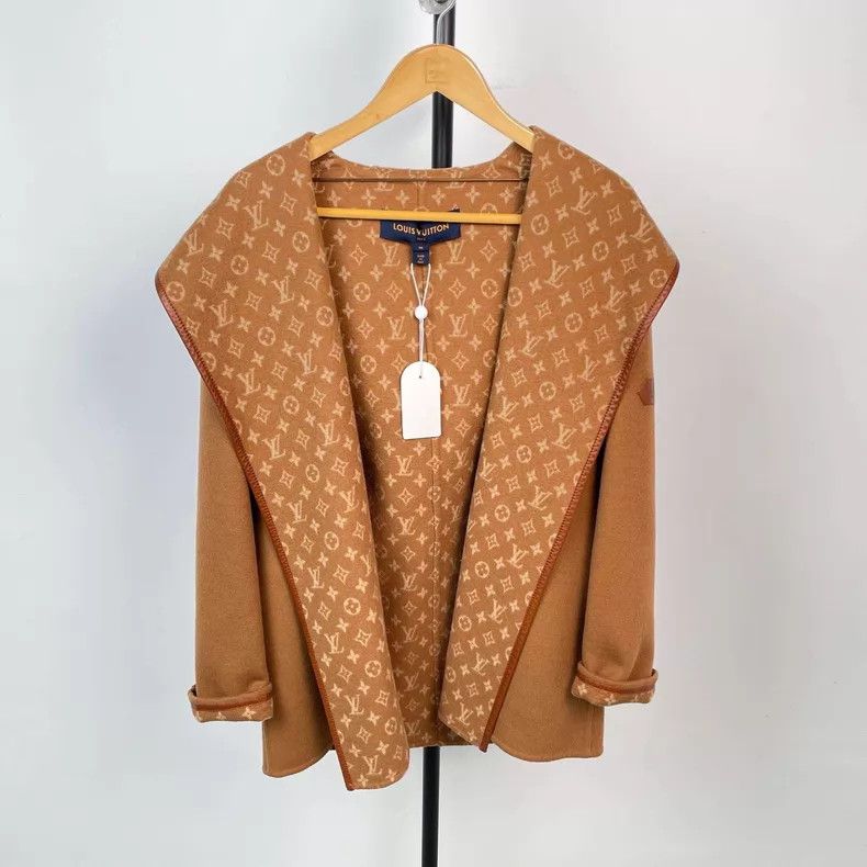 Louis Vuitton Louis Vuitton Cashmere wrap inside full print hooded coat Size XS / US 0-2 / IT 36-38 - 1 Thumbnail