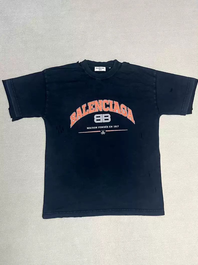 Balenciaga Balenciaga 22ss Maison Double B Letter Scissor Print Cracks, Wear and Tears, Worn Out, Washed Short sleeved T-shirt Size US S / EU 44-46 / 1 - 1 Thumbnail