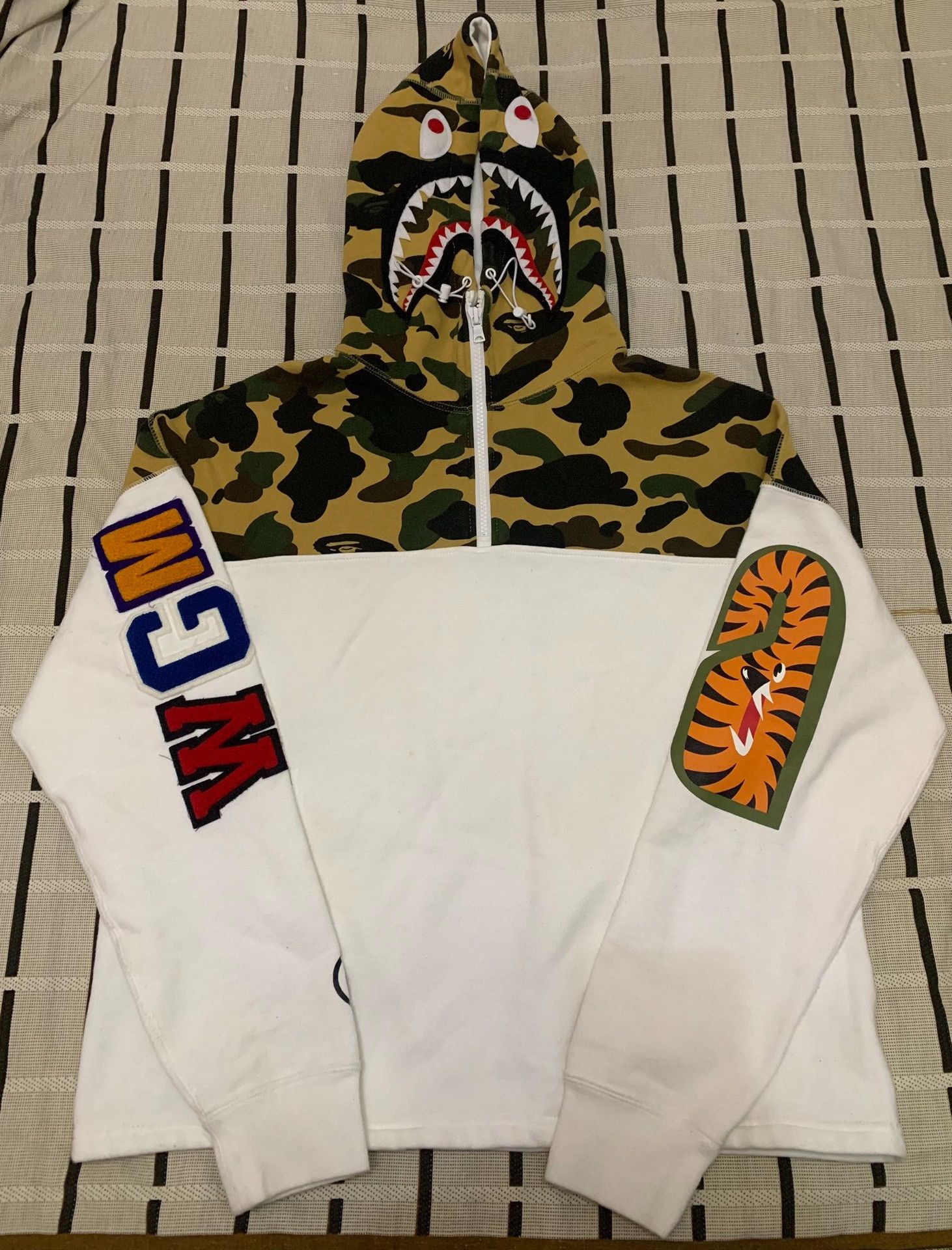 Bape Bape Shark Camo Yellow Light Jacket S Men Size US S / EU 44-46 / 1 - 1 Thumbnail