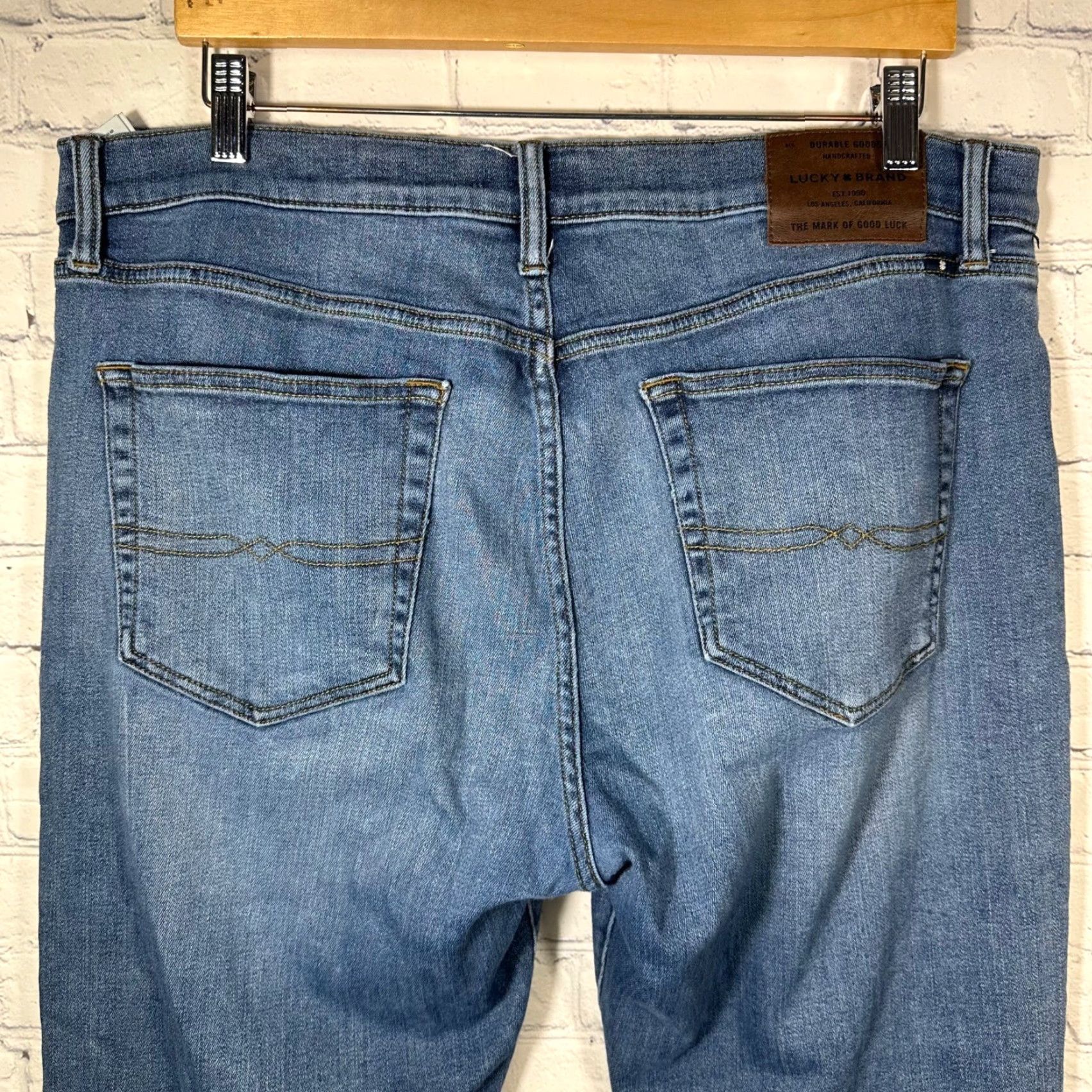 Lucky Brand Lucky Brand Mens Jeans Straight Leg Medium Wash Blue Denim Size 36 x 32 Regular Rise 10-12 Inseam 32 Waist 36 Button Zip 5-Pocket Size US 36 / EU 52 - 7 Thumbnail