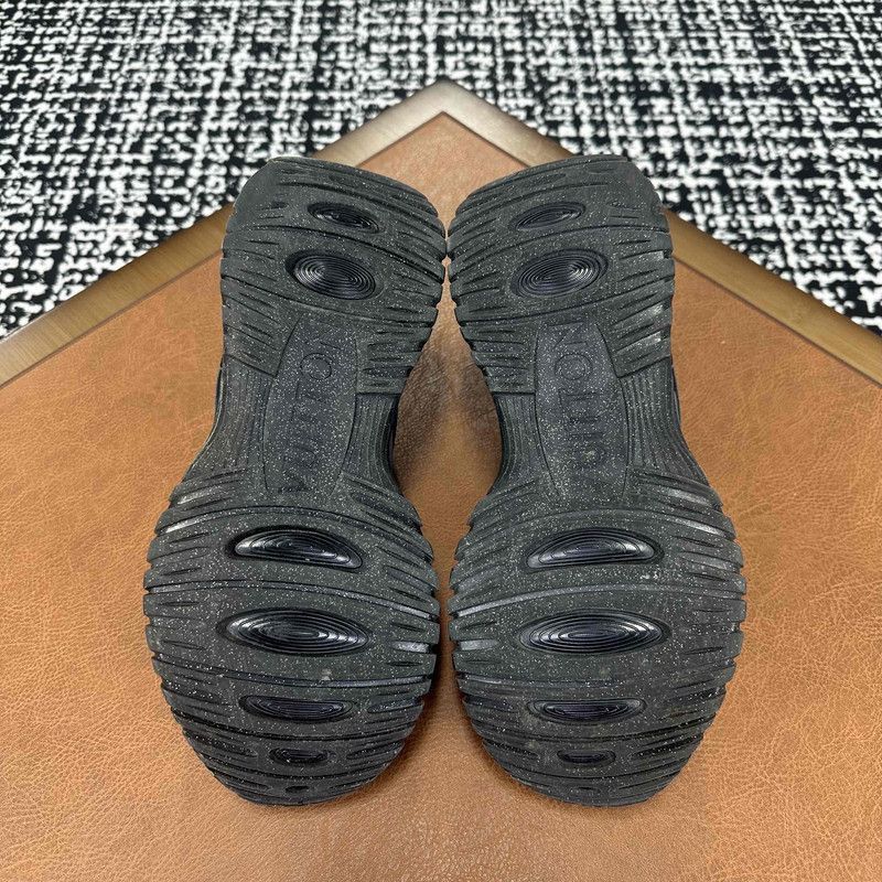 Louis Vuitton Louis Vuitton Comfortable Low-Top Casual Sneakers - Size US 8 / EU 41 - 2 Thumbnail