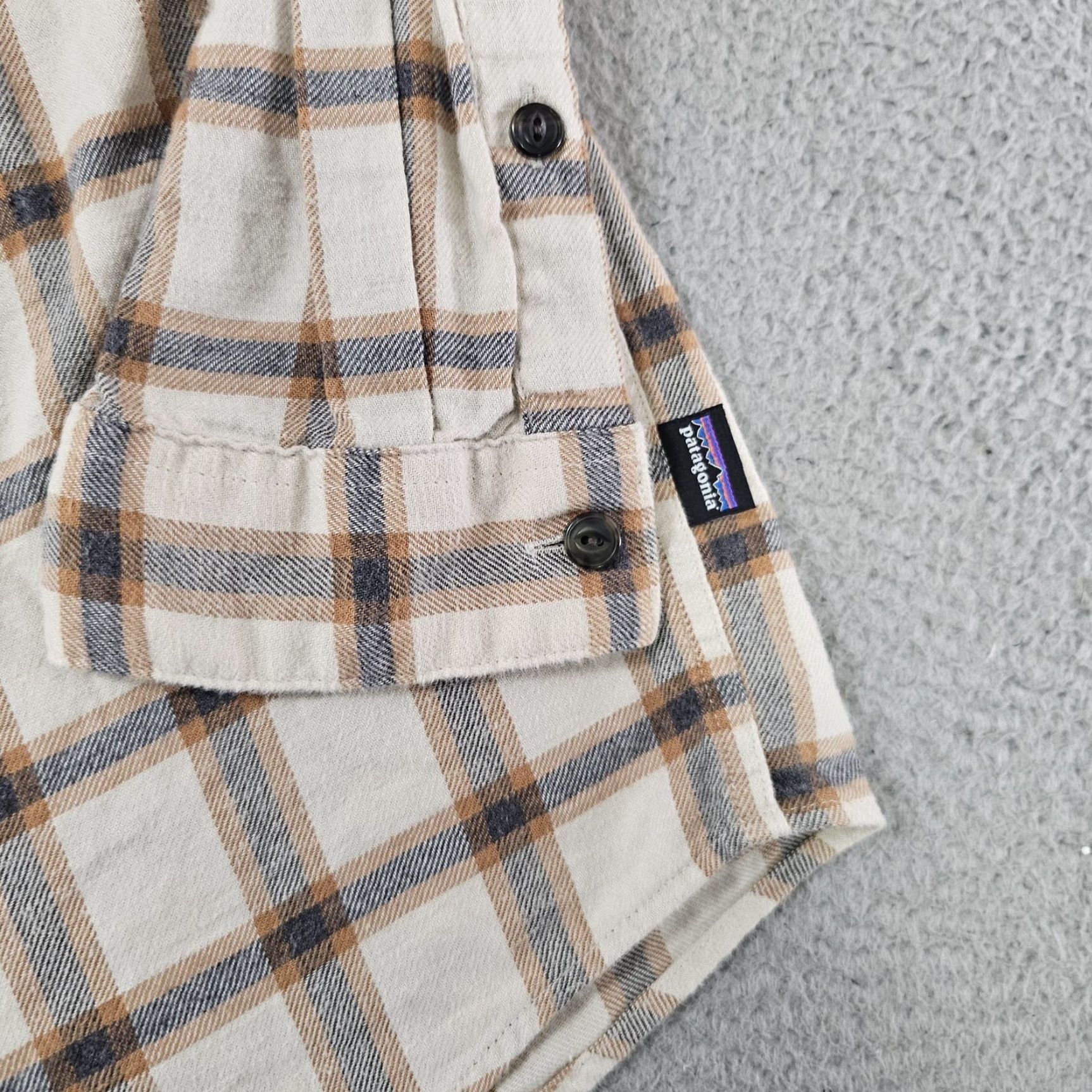 Patagonia Patagonia Shirt Mens Large Beige Plaid Organic Cotton Flannel Long Sleeve 54020 Size US L / EU 52-54 / 3 - 3 Thumbnail