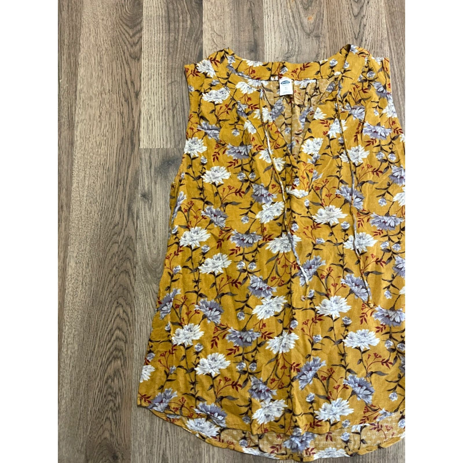 Old Navy Old Navy Shirt Women's XS Sleeveless Floral V-Neck T-Shirt Yellow Red White, Casual Size XS / US 0-2 / IT 36-38 - 3 Thumbnail