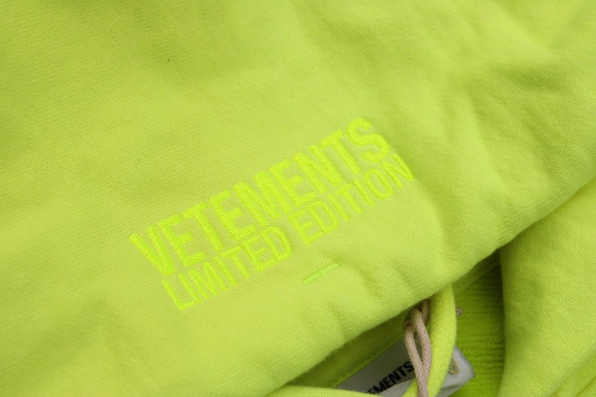 Vetements M Vetements CITY METAL yellow LOGO oversized hoodie Size US M / EU 48-50 / 2 - 9 Thumbnail