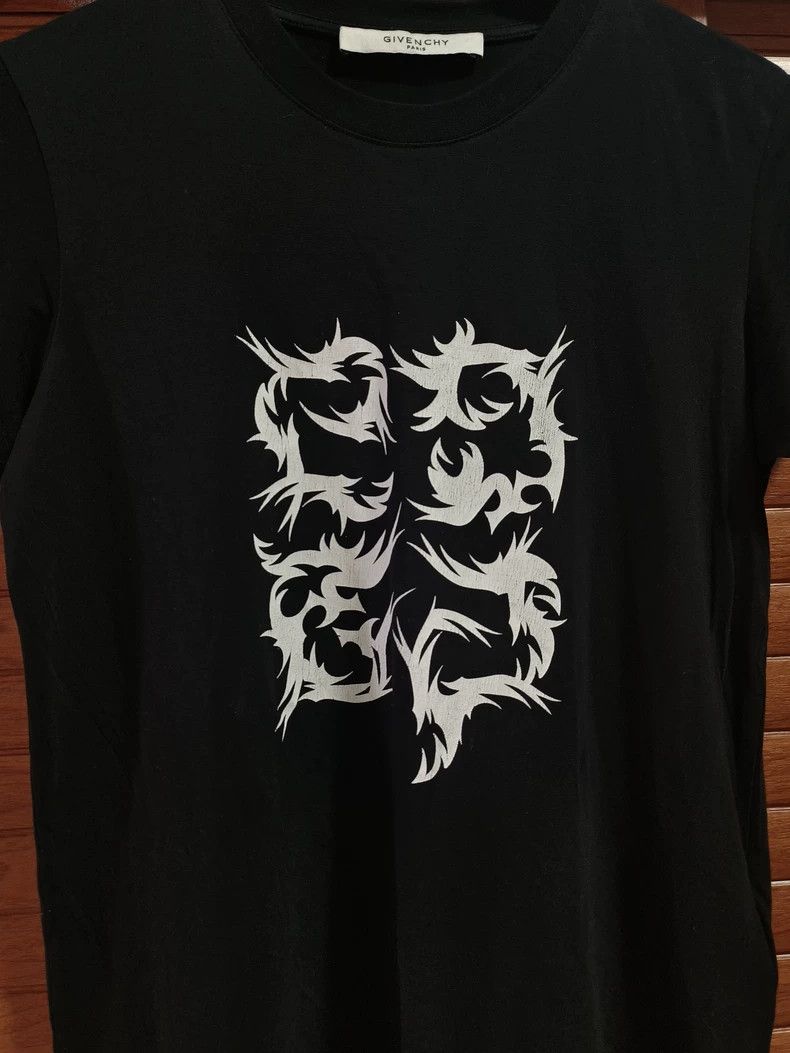 Givenchy Givenchy Four团 White Flames Distressed Printed Logo Round Size US XS / EU 42 / 0 - 4 Thumbnail