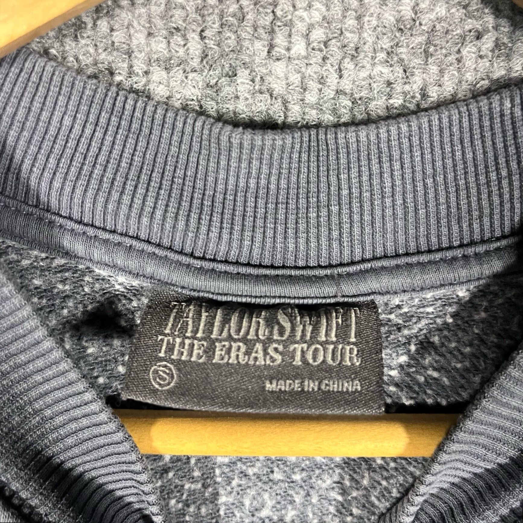Vintage Taylor Swift Sweatshirt Women’s Small Crewneck Pullover Gray Eras Tour Official Crewneck Sweatshirt Graphic Print All Seasons Size S / US 4 / IT 40 - 3 Thumbnail