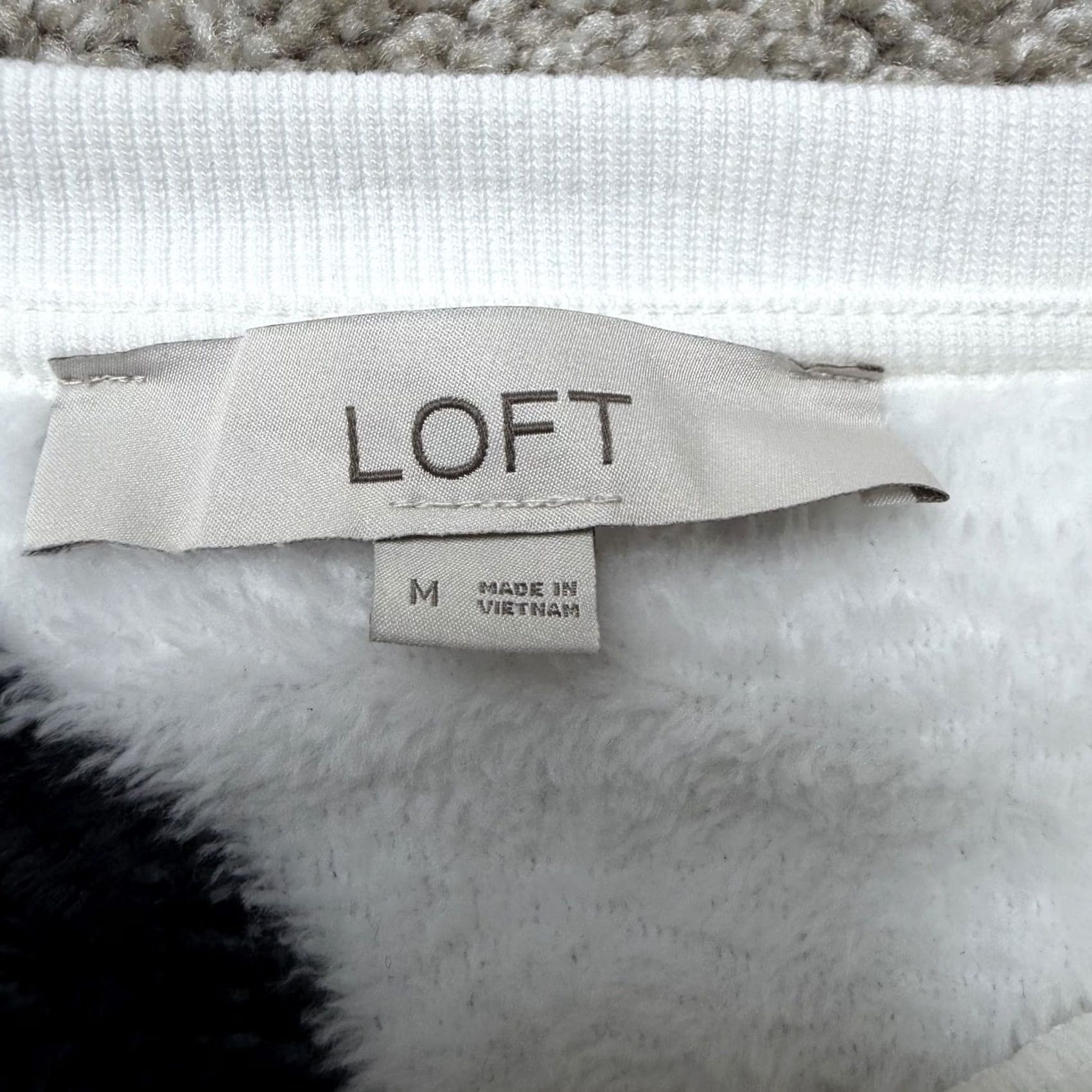 Loft LOFT Sweater Womens Medium White Crew Neck Fleece Heart Print Pullover Size M / US 6-8 / IT 42-44 - 2 Thumbnail